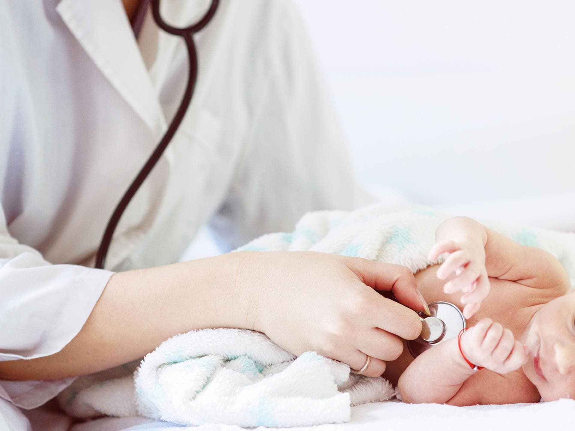 Kurz vor der Entlassung aus dem Krankenhaus findet der zweite Gesundheitscheck des Babys statt.