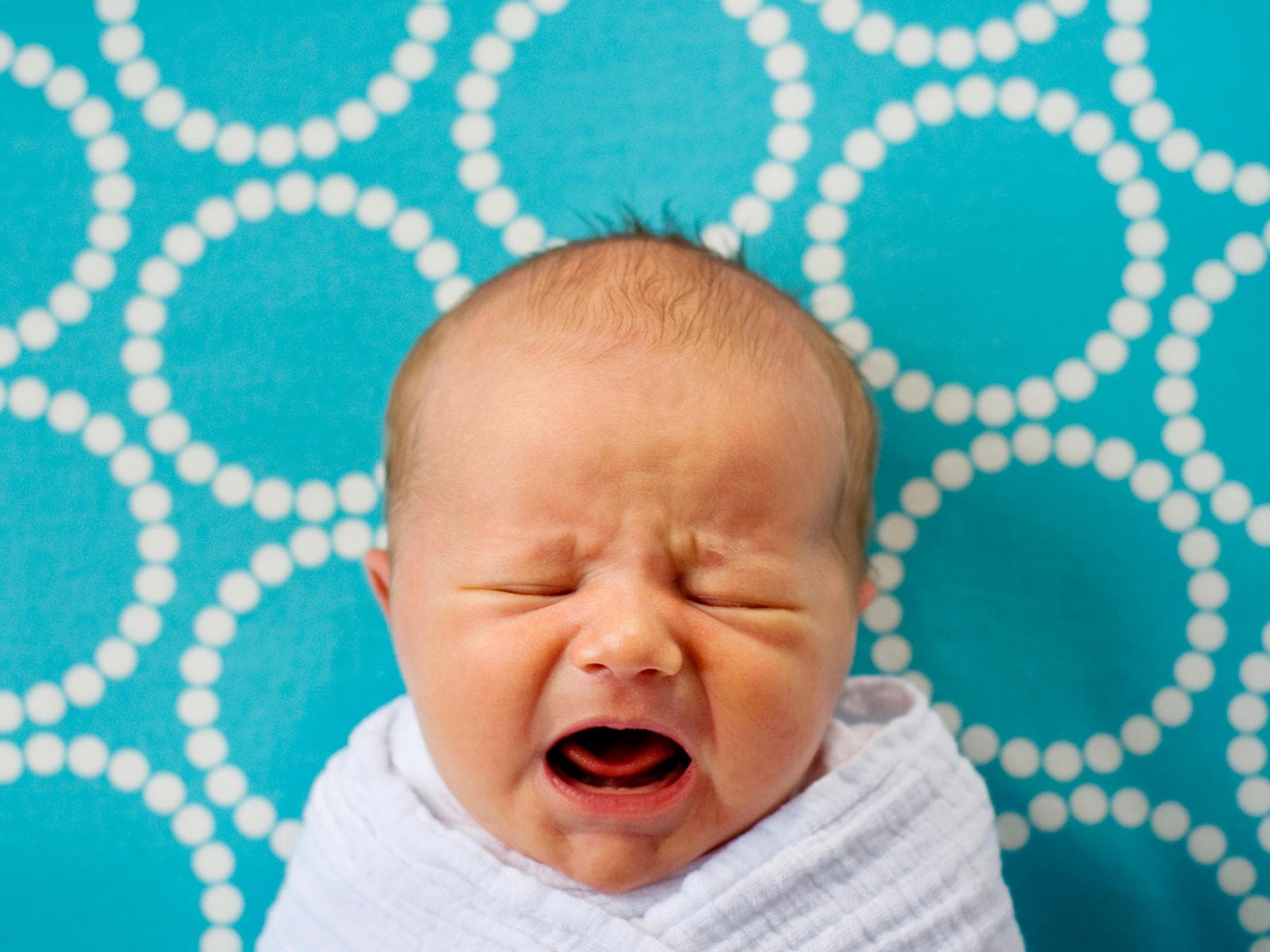 Wenn das Baby weint, hat es vielleicht Bauchweh oder Hunger.