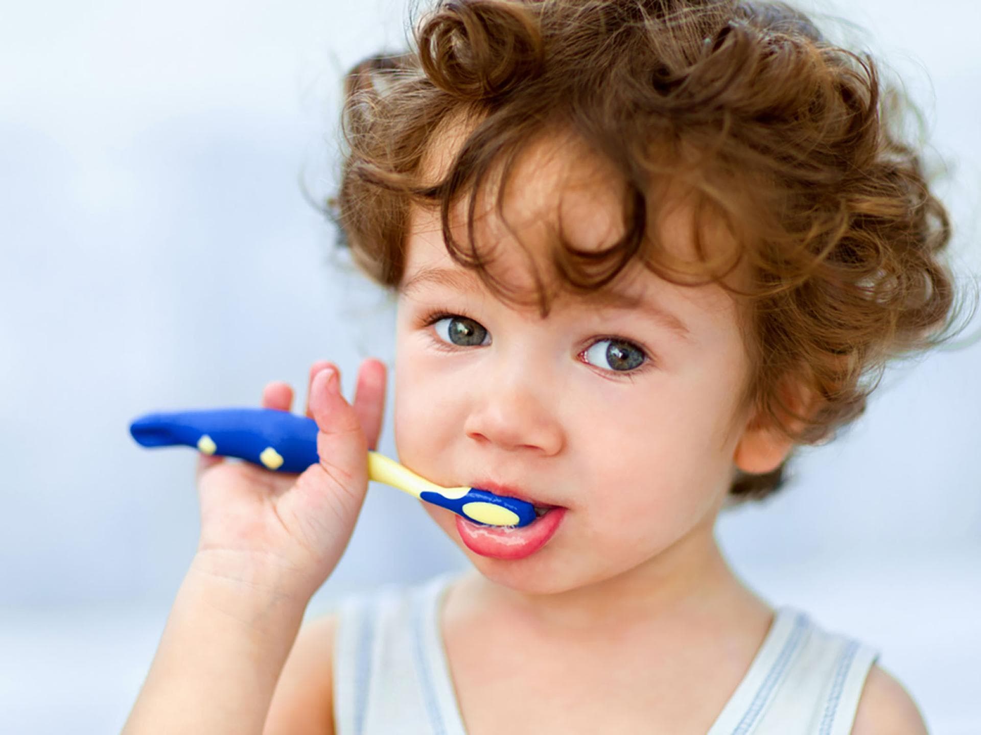 Fluorid in der Kinderzahnpasta kann bei Überdosierung die Zahngesundheit beeinträchtigen.