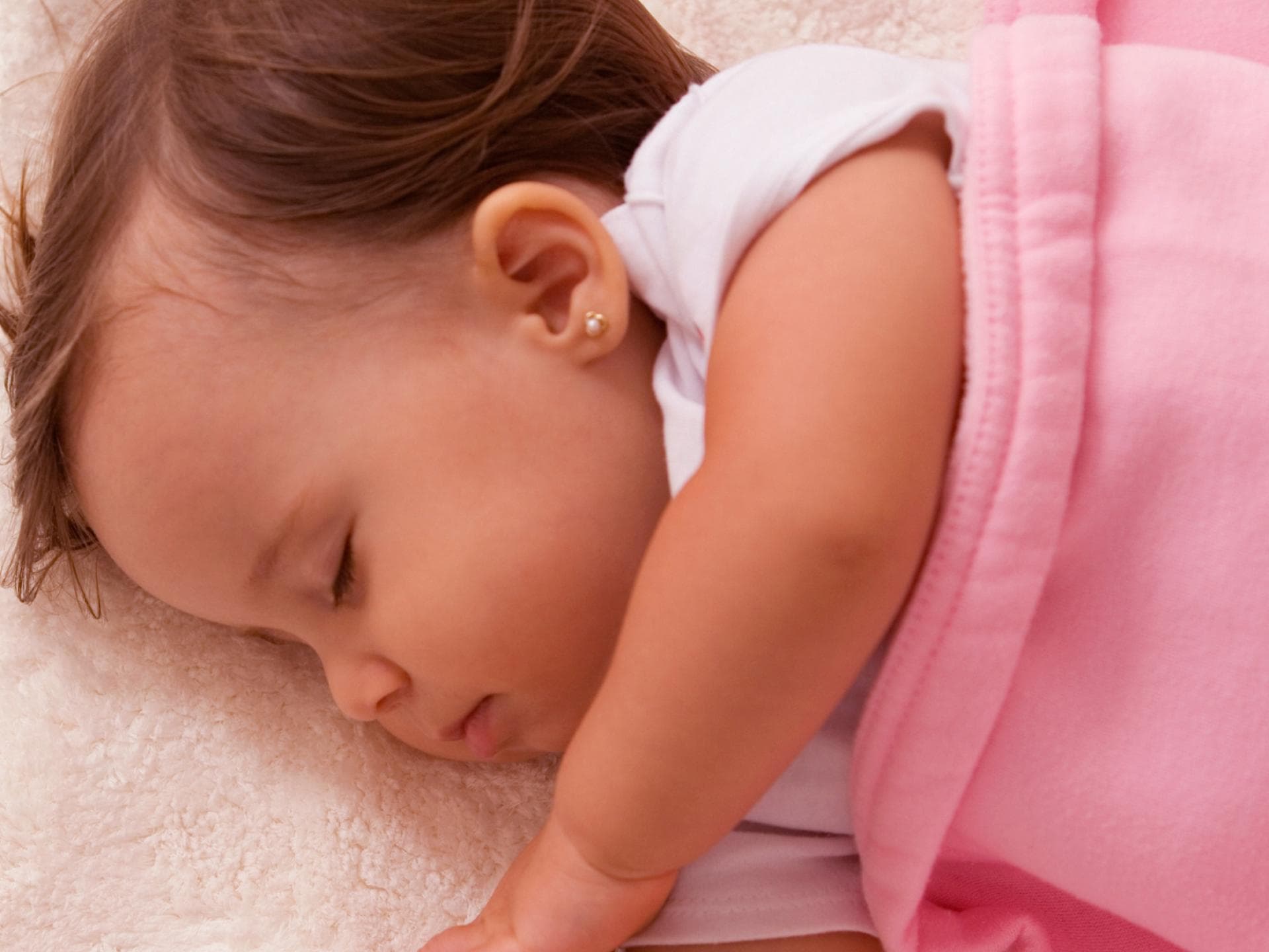 Viele Eltern lassen ihren Kindern bereits im Babyalter Ohrlöcher stechen.