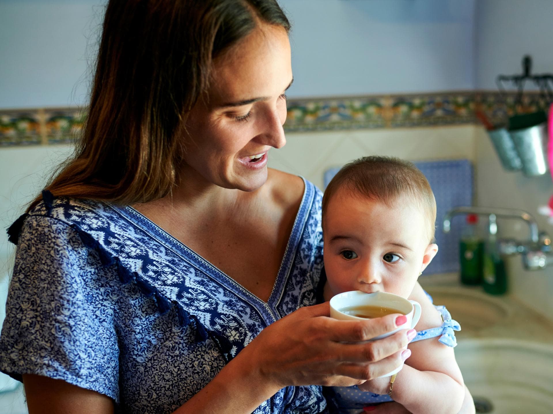 Tee schmeckt nicht nur gut, er kann Babys auch bei kleineren Beschwerden Linderung verschaffen.