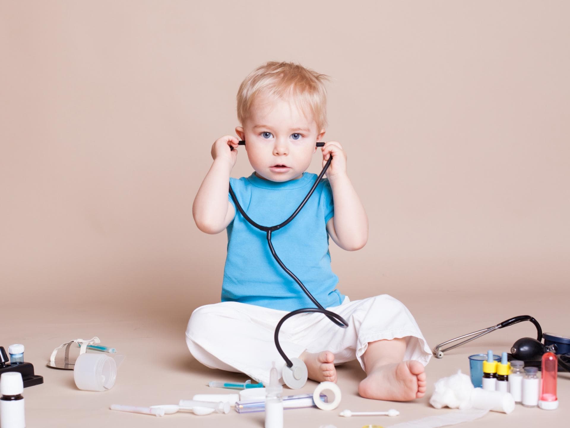 Für kleine Kinder und Babys sollte die Hausapotheke immer alle wichtigen Medikamente bereithalten.