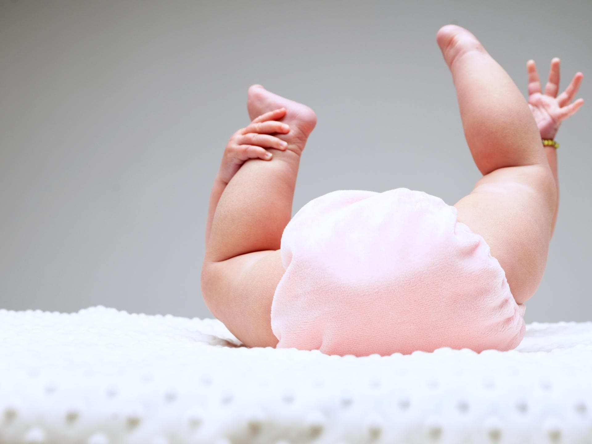 Warum "breit wickeln" sinnvoll für einige Babys sein kann, erklären wir euch im folgenden Artikel. 