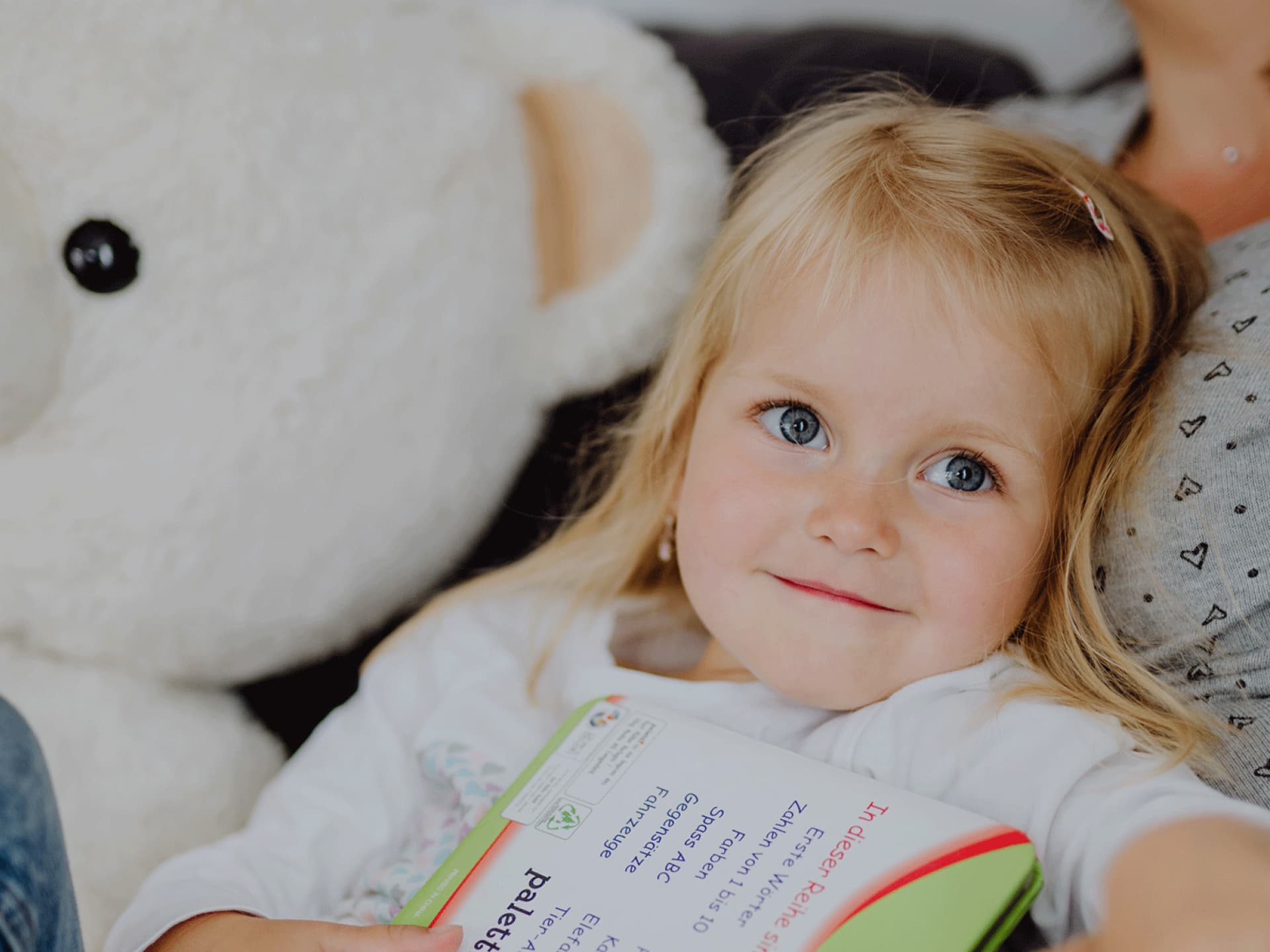 Die kleine Kelly ist ganz normal entwickelt, bisher zeigen sich keinerlei Spätfolgen ihrer Meningokokken-Meningitis.