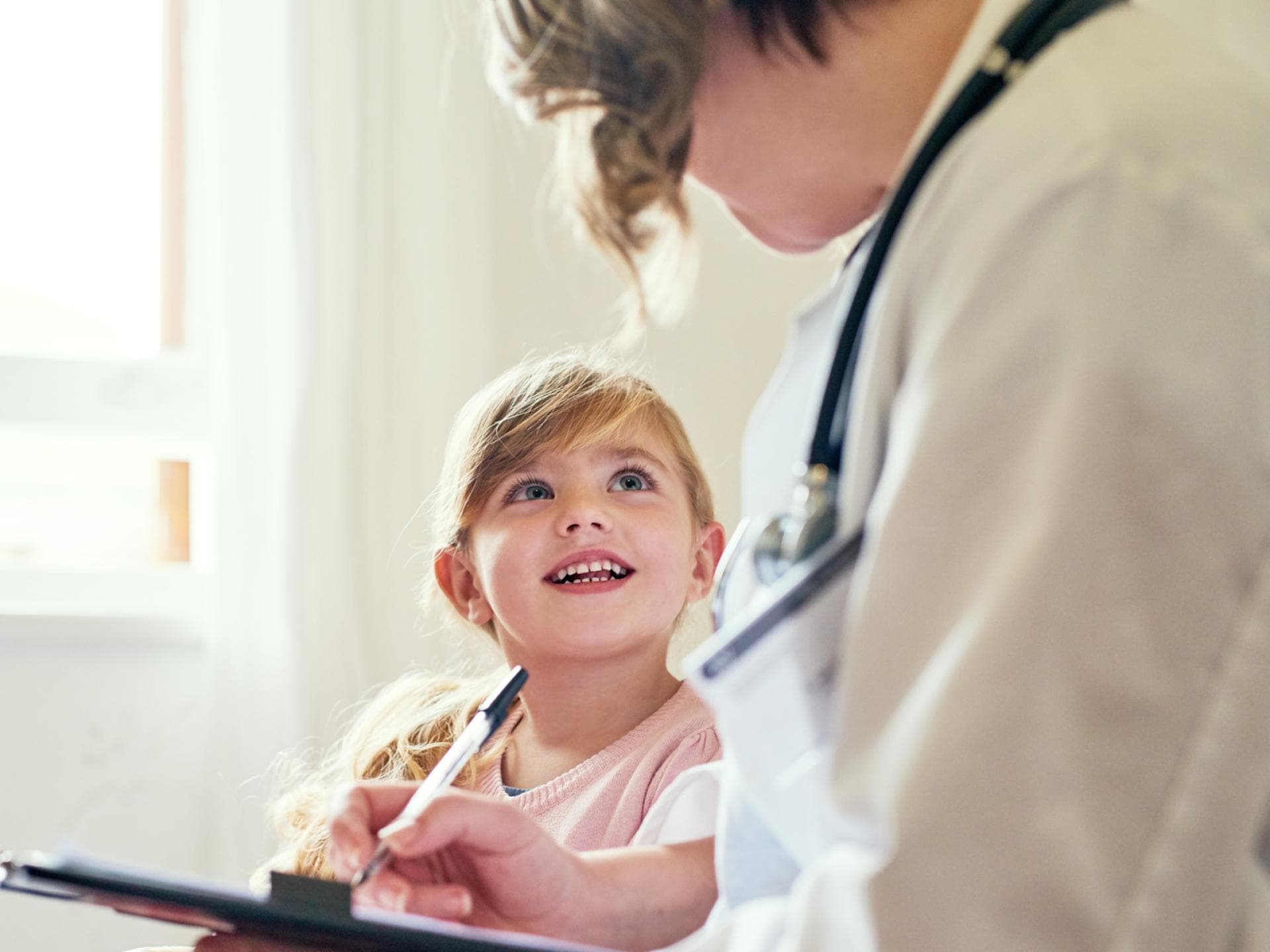 Wo euer Kind am besten krankenversichert ist, hängt von unterschiedlichen Faktoren ab. 