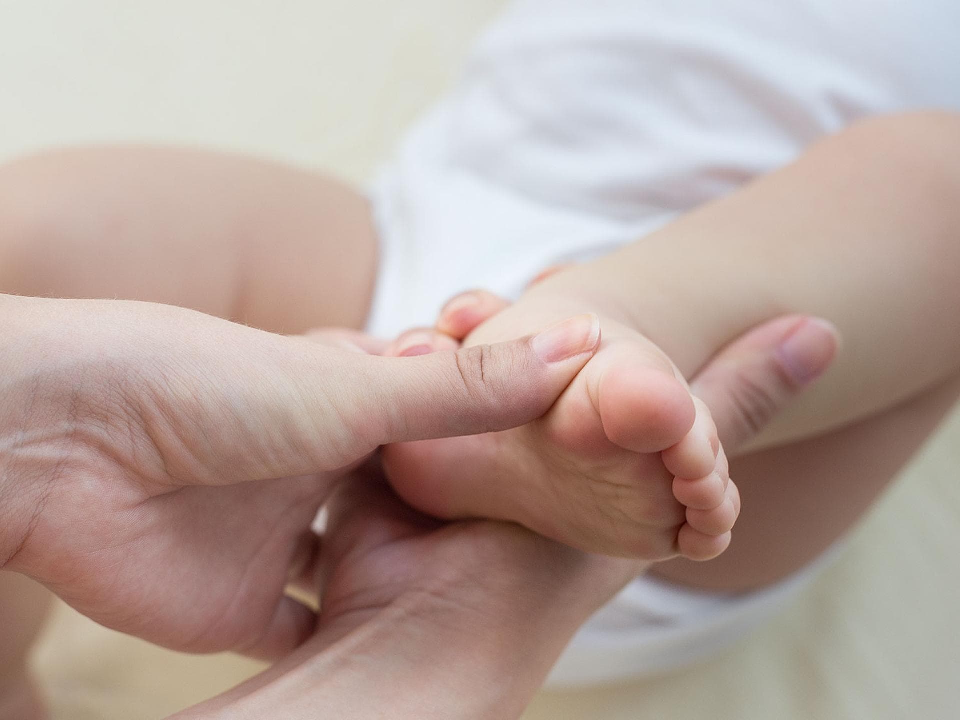 Eine (regelmäßige) sanfte Massage kann beim Sichelfuß schon helfen.