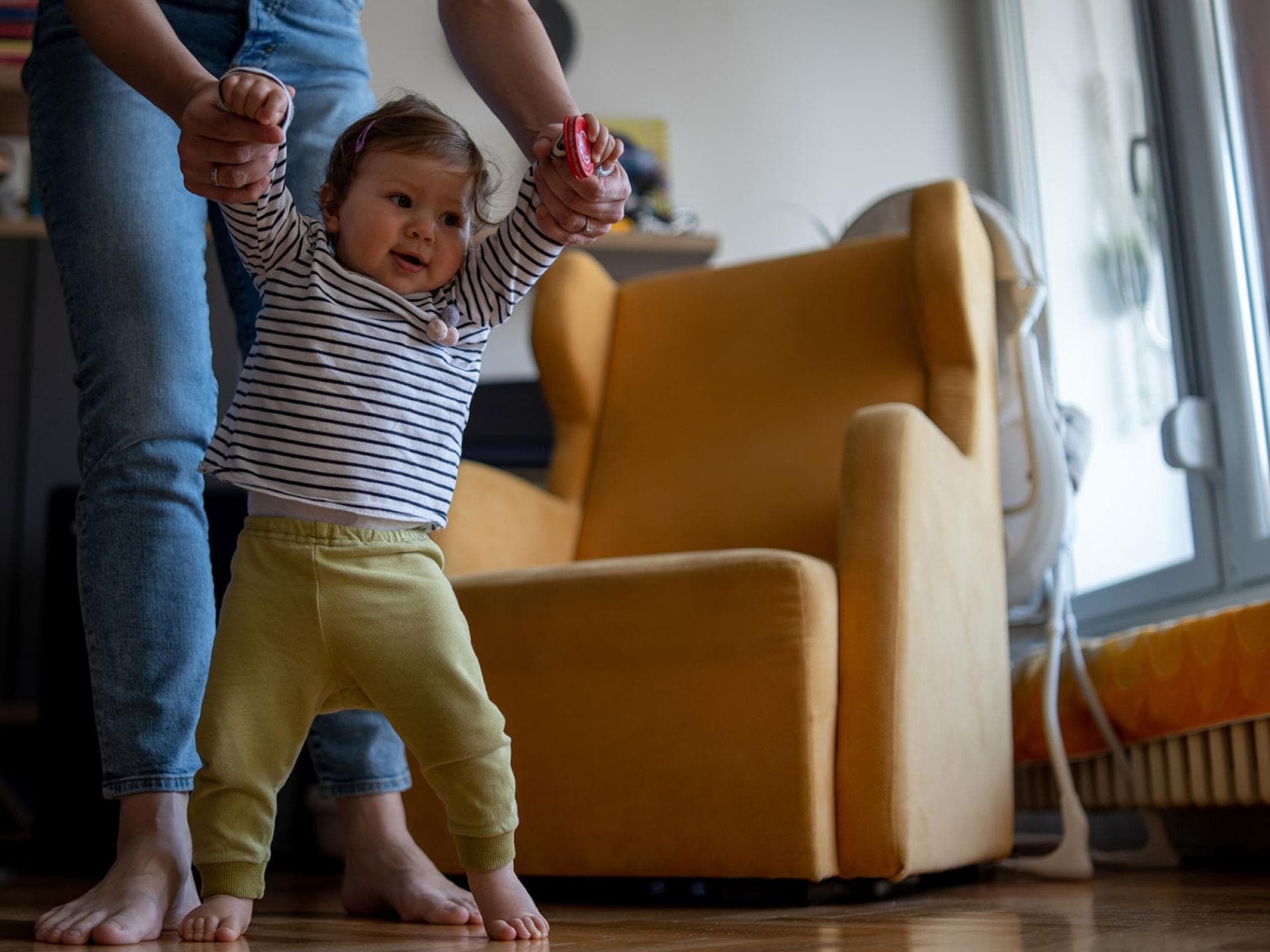 Gut gemeint, aber schlecht gemacht: So an die Hand genommen, lernen Babys nicht richtig laufen.