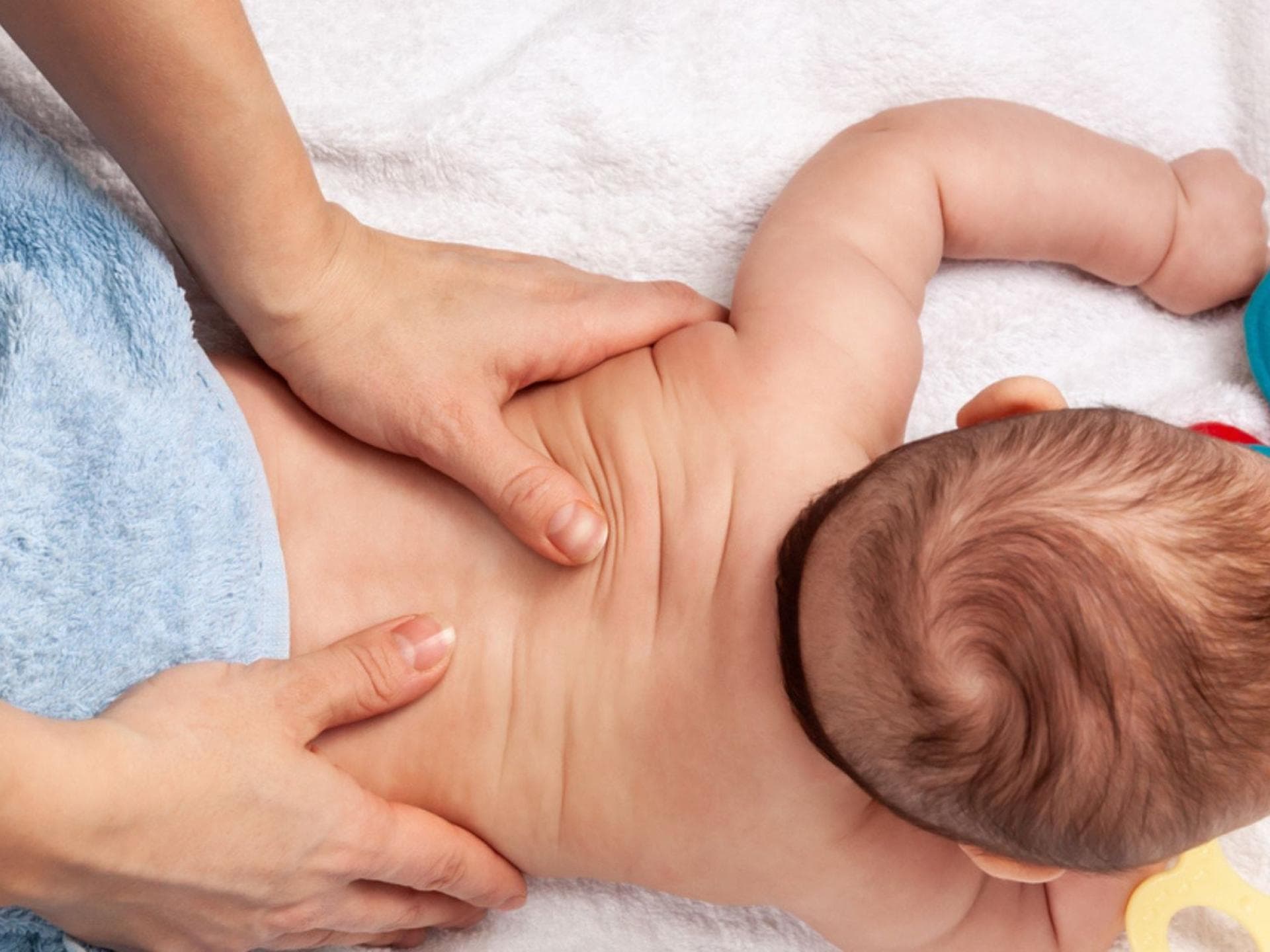 Durch eine chiropraktische Behandlung sollen Blockaden im Bewegunsapparat gelöst werden – auch schon bei Babys.