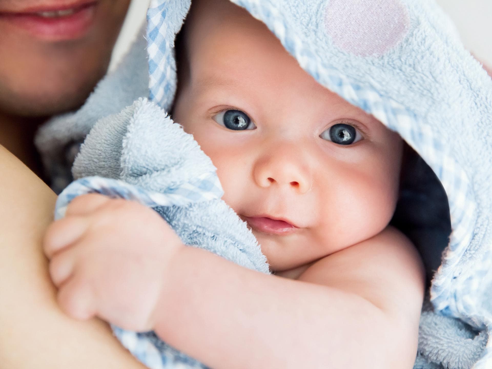 Baby mit Badehandtuch.
