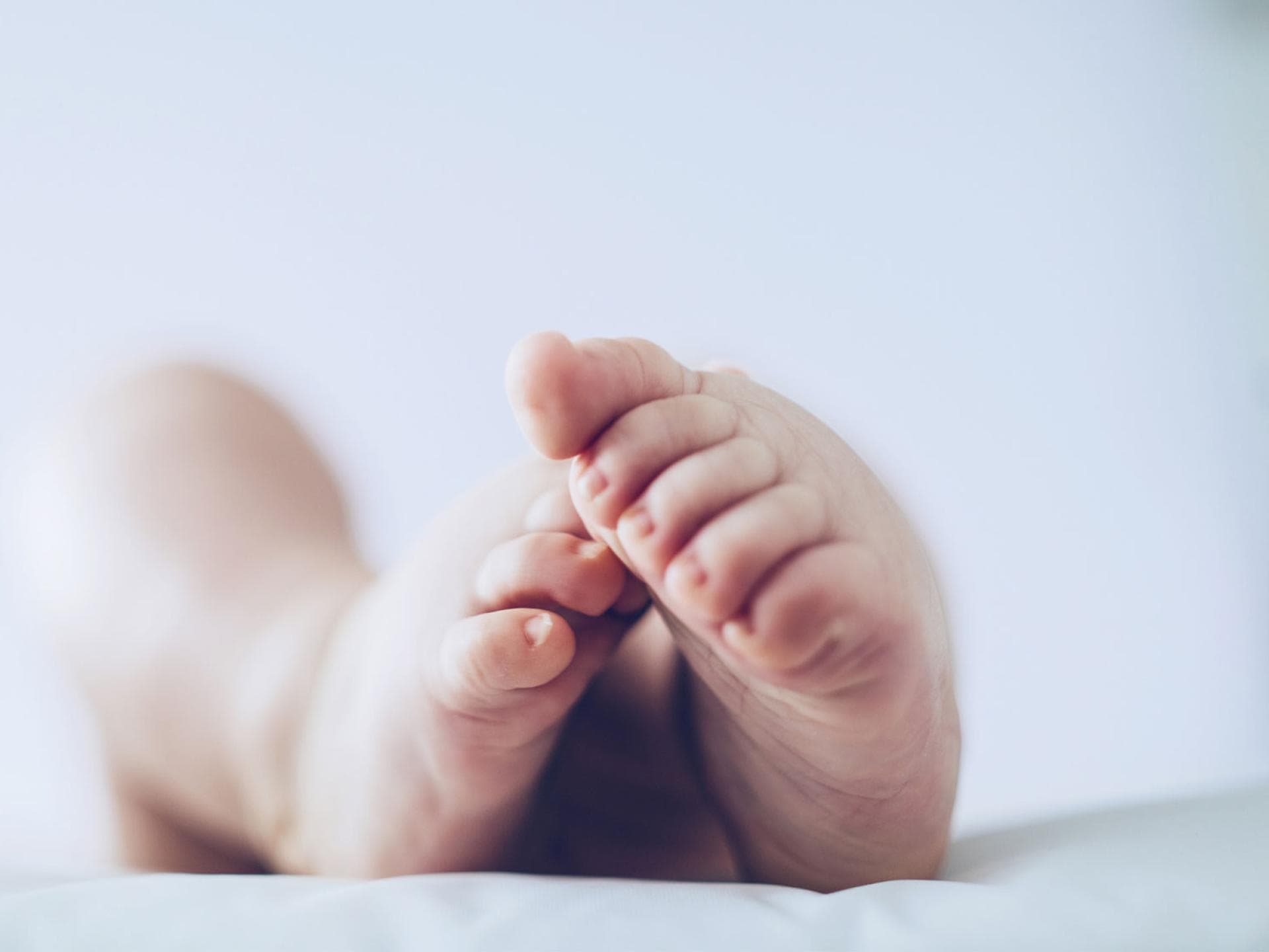 Sudden Infant Death Syndrome (SIDS): Beim plötzlichen Kindstod stirbt ein Baby unvorhergesehen im Schlaf – möglicherweise gibt es nun Aufschluss über die Ursachen. Babyfüße