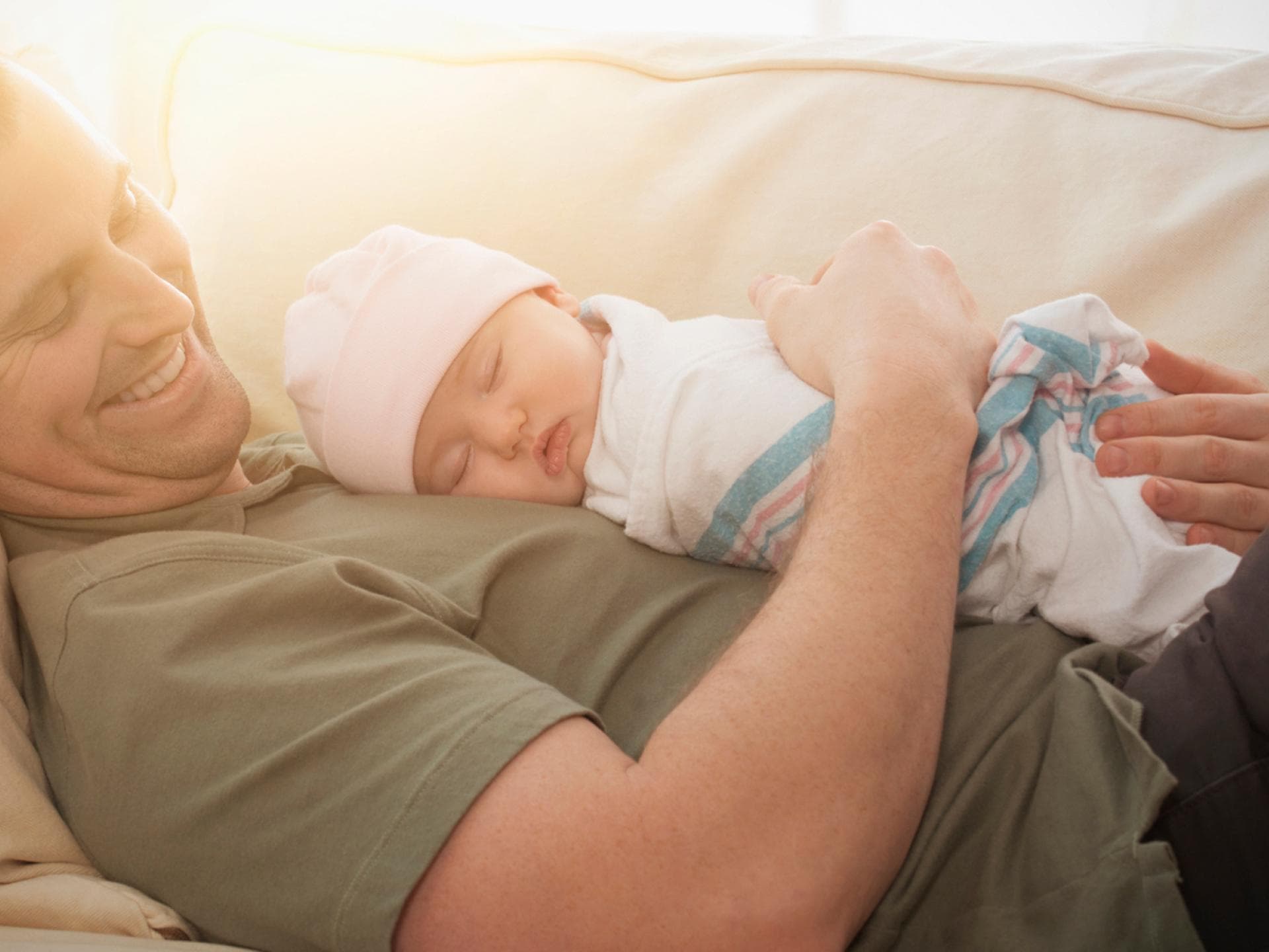 Für den Einstieg das Baby in der Liegeposition in den Arm nehmen und es in den Schlaf summen.