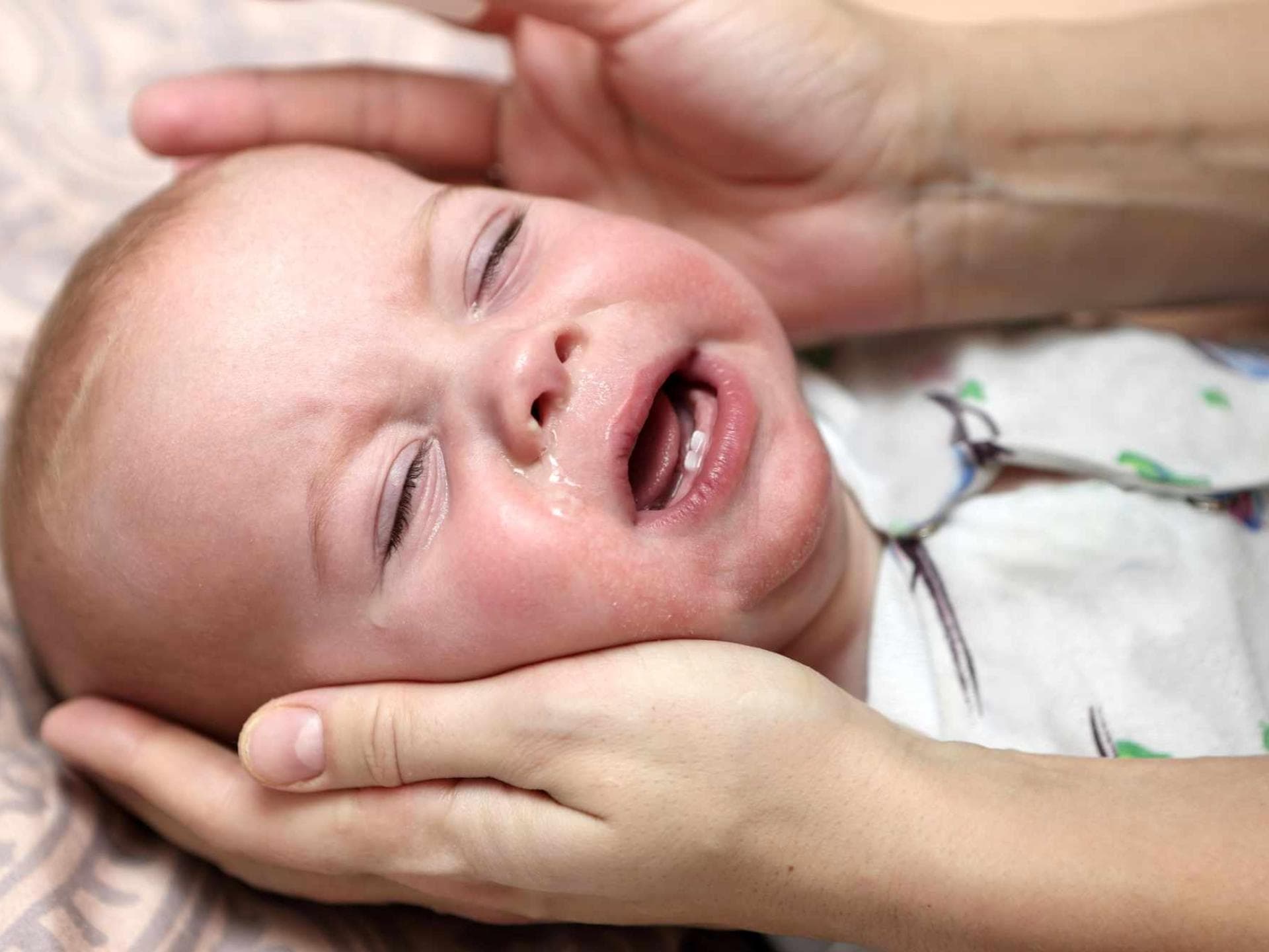 Bei Schnupfen fällt es vielen Babys schwer, in den Schlaf zu finden.