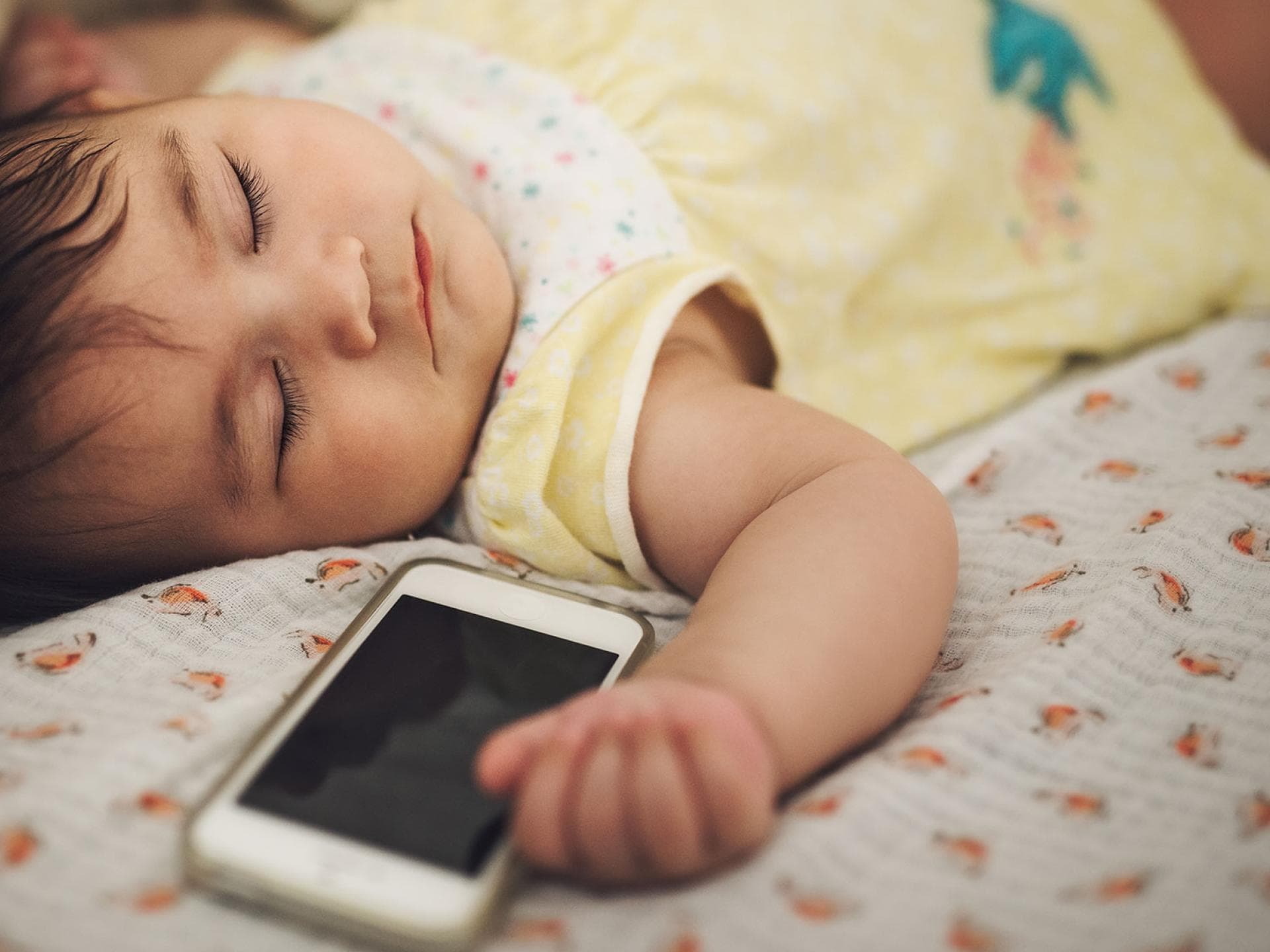 Weißes Rauschen beruhigt Babys und hilft ihnen dabei, in den Schlaf zu finden.
