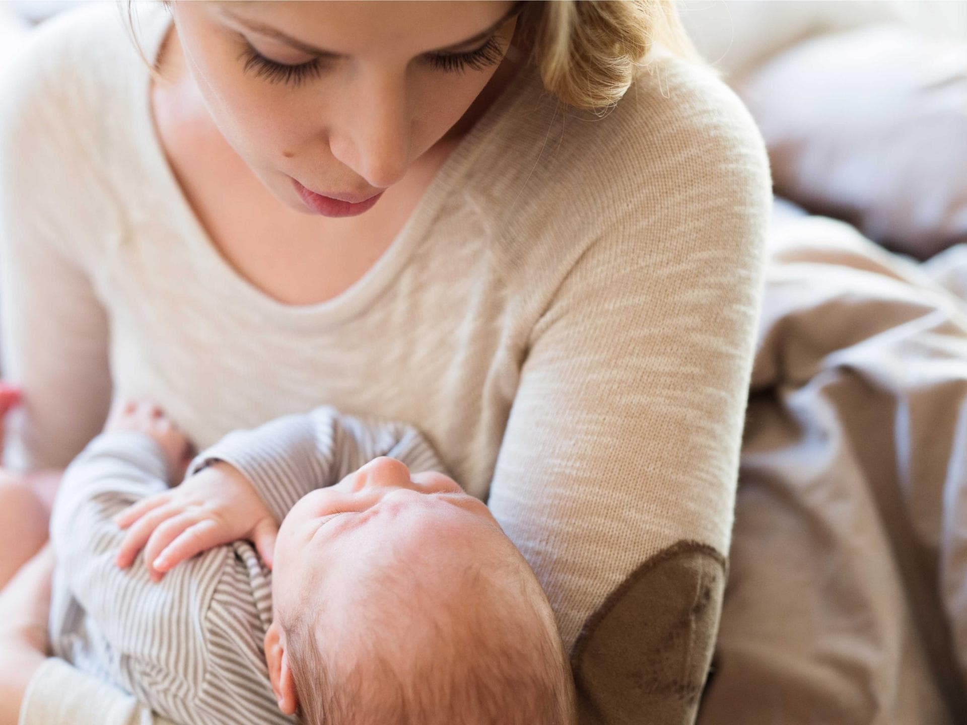 Dieses Problem kennen sicherlich viele Eltern: Das Baby will nur auf dem Arm einschlafen.