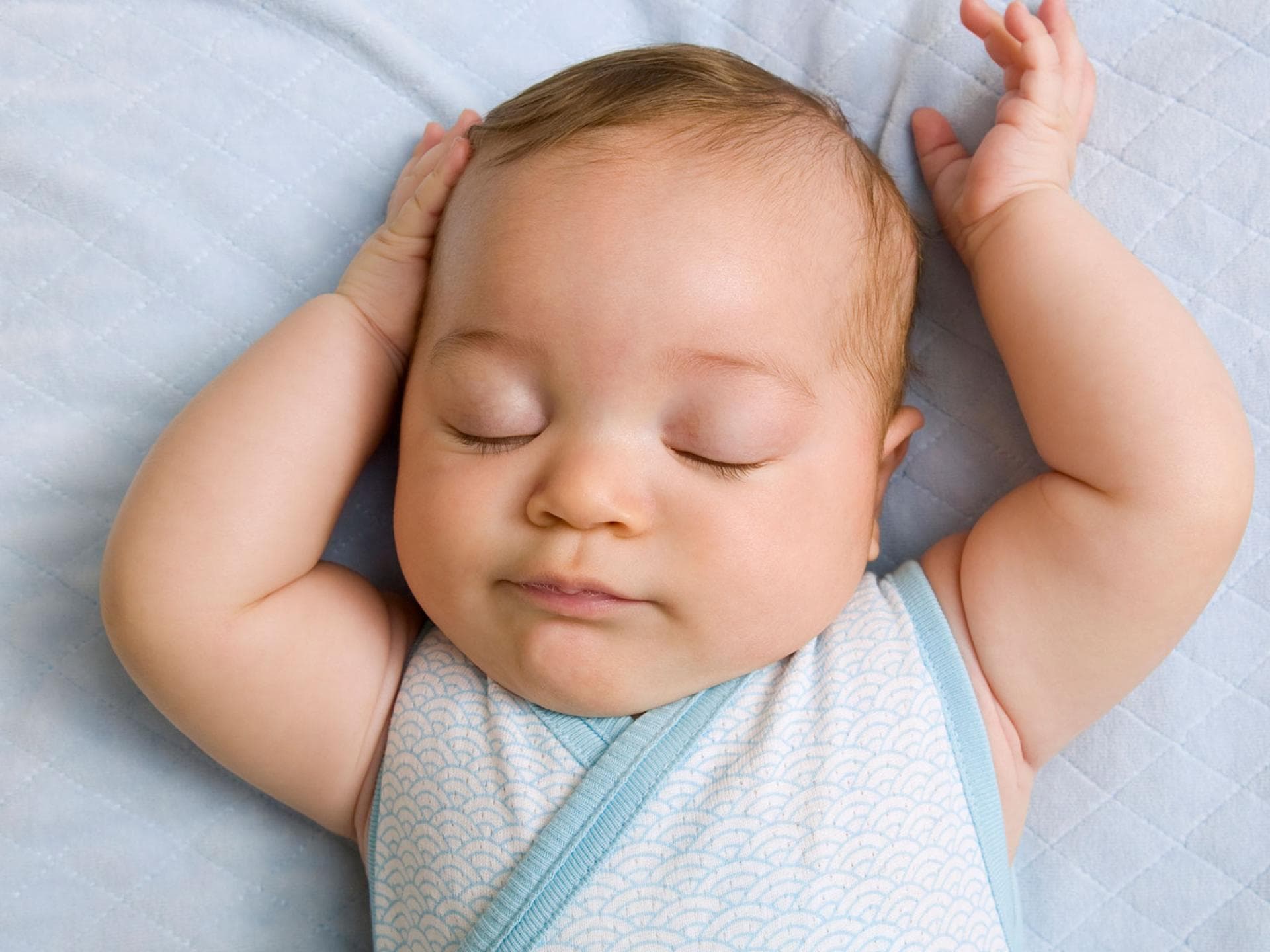 Baby nachts anziehen – aber richtig! Nicht zu warm und nicht zu kalt sollte die Kleindung sein.