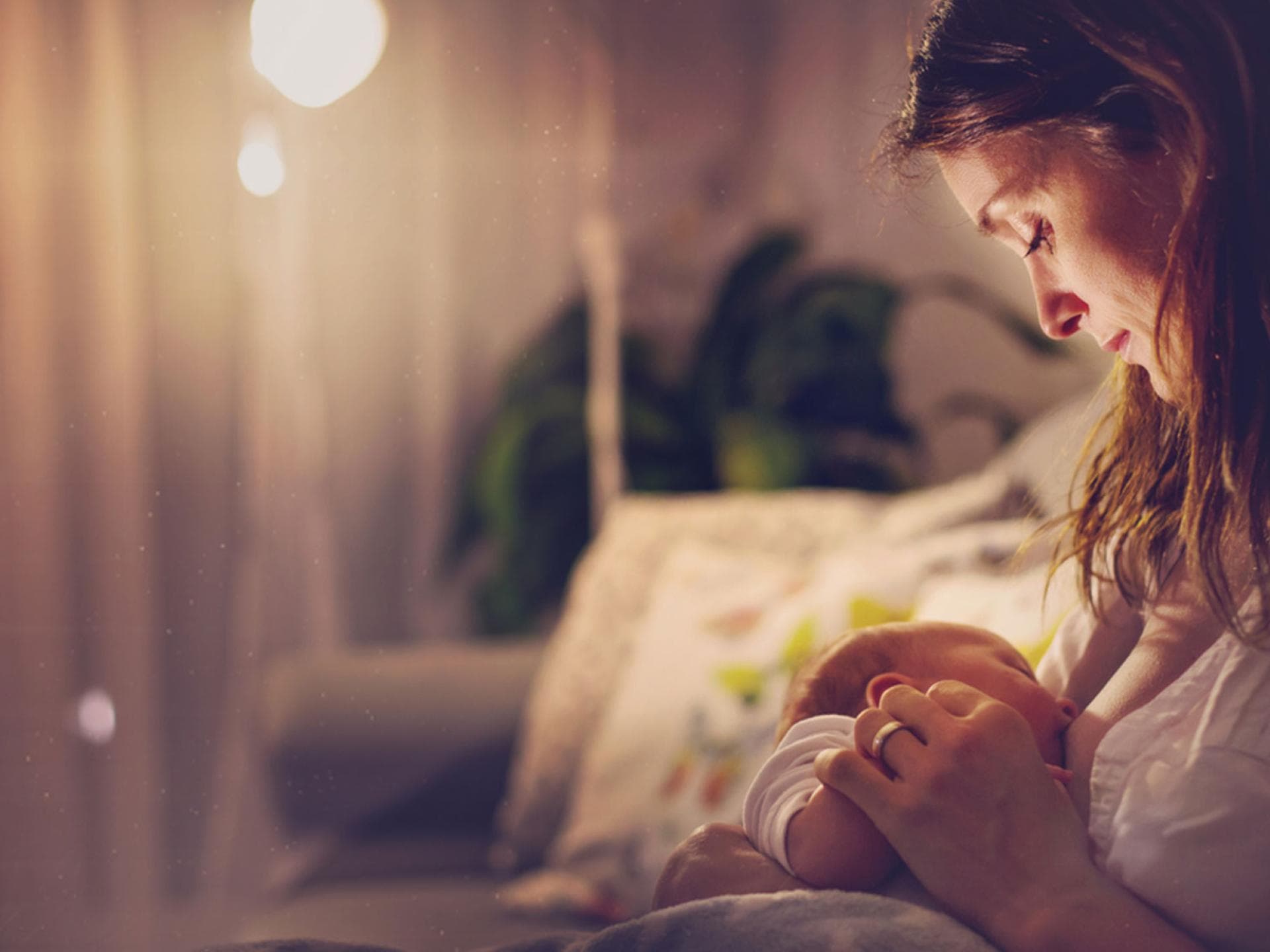 "Dreamfeeding": Das halbschlafende Baby zu stillen soll ein Geheimtipp für geruhsame Nächte sein.