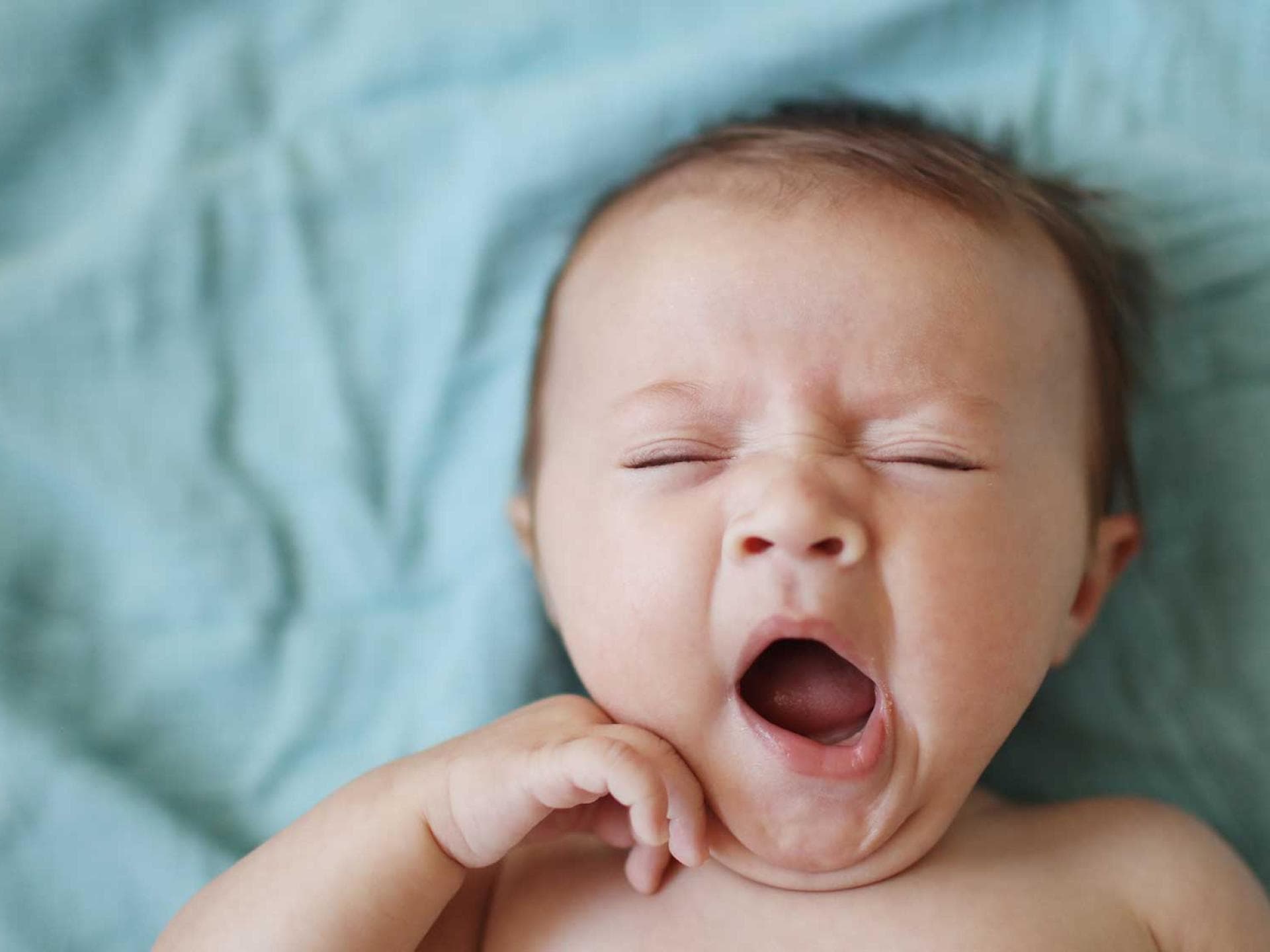Ein Baby muss sich einen regelmäßigen Schlafrhythmus erst aneignen.