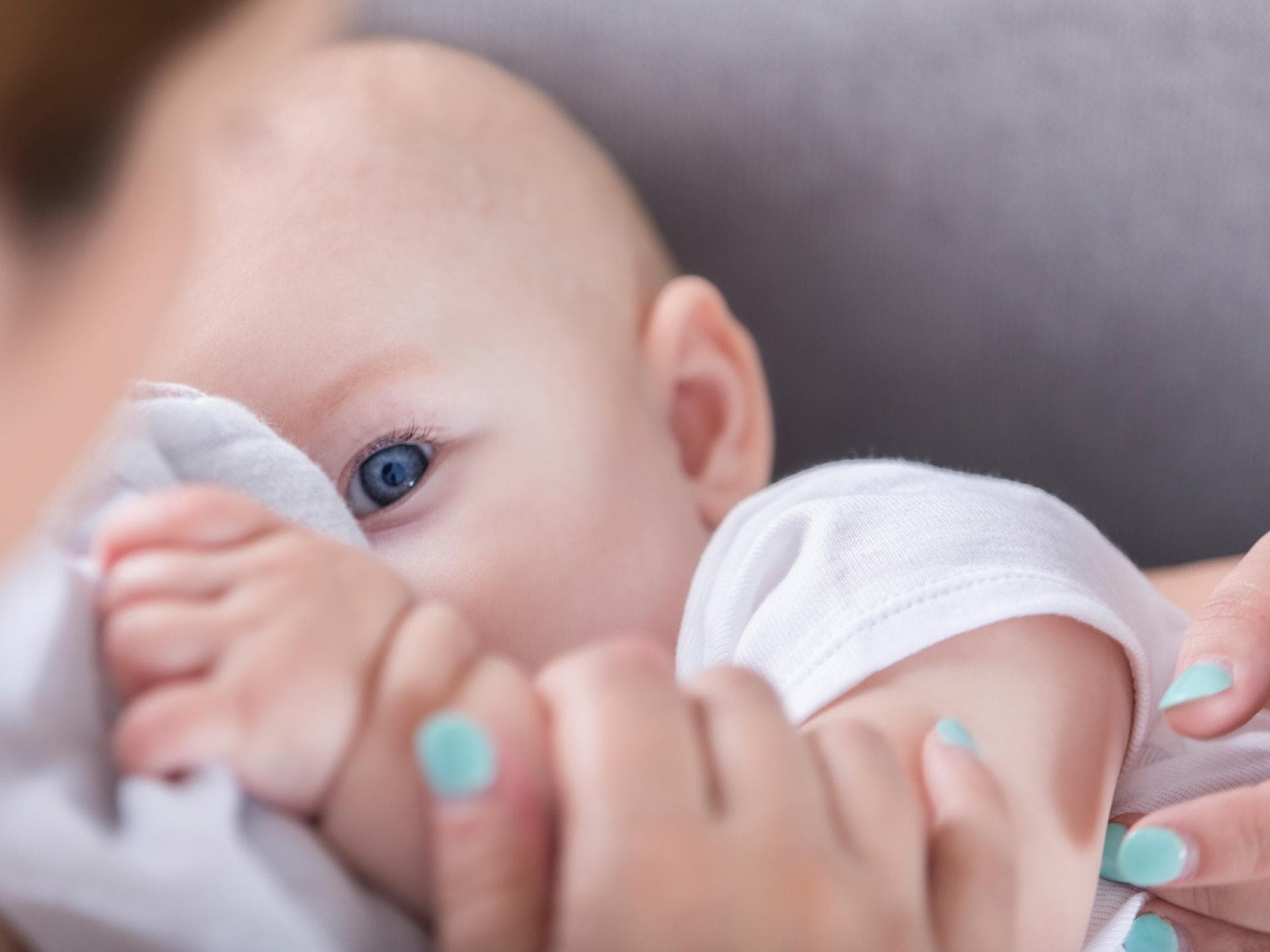 Trinkt das Baby aus der Flasche, kann man die genaue Menge einsehen – beim Trinken an der Brust ist das leider nicht so einfach.