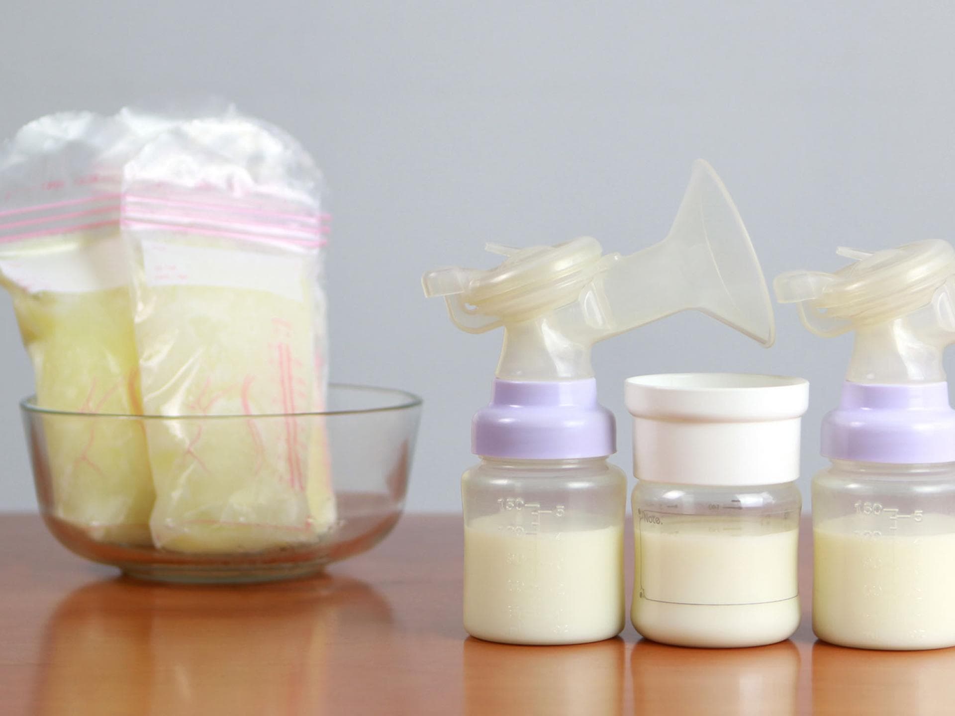 Für später: Abgepumpte Muttermilch kann man gut einfrieren, wenn man ein paar Punkte beachtet.