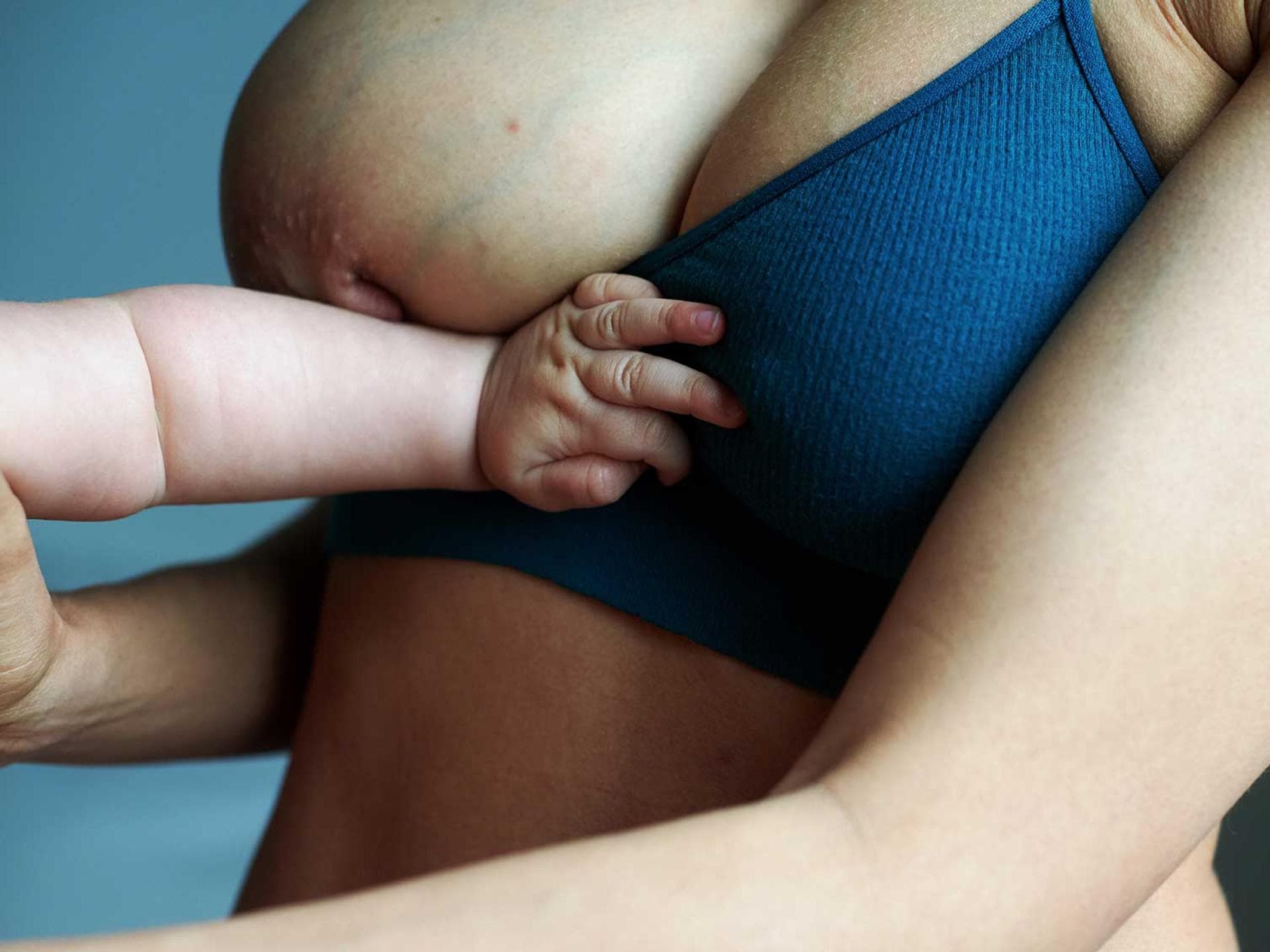 Nein, Stillen ist nicht immer nur kuschelig und entspannt. Babyarm an Mutterbrust