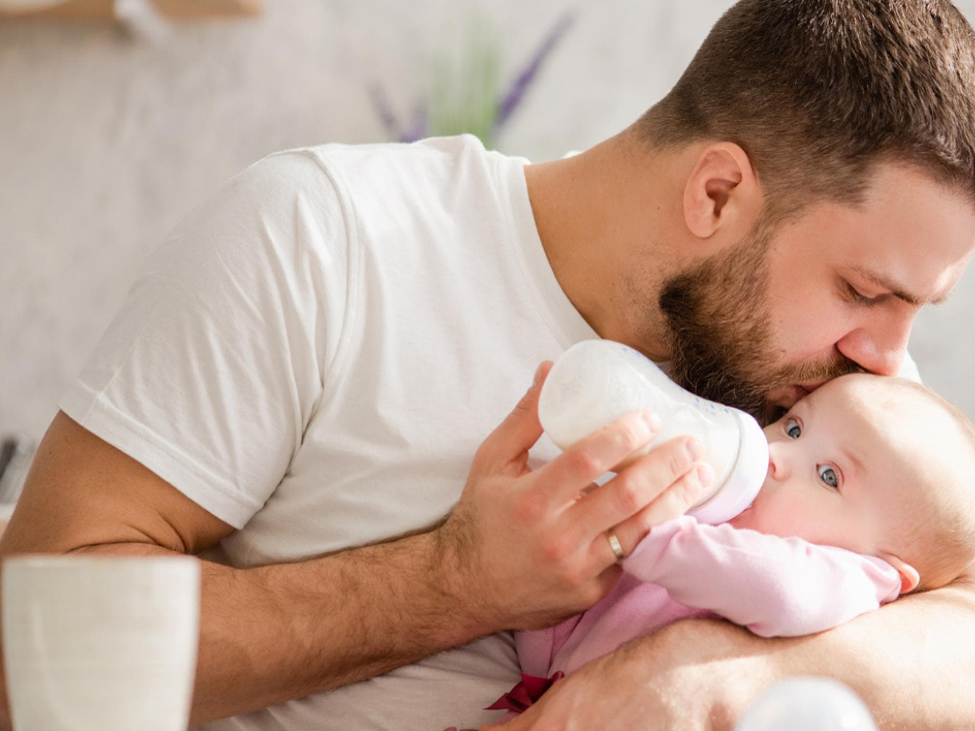 Beim Zubereiten des Babyfläschchens gibt es einiges zu beachten. Aber keine Sorge: Das wird schnell zur Routine.
