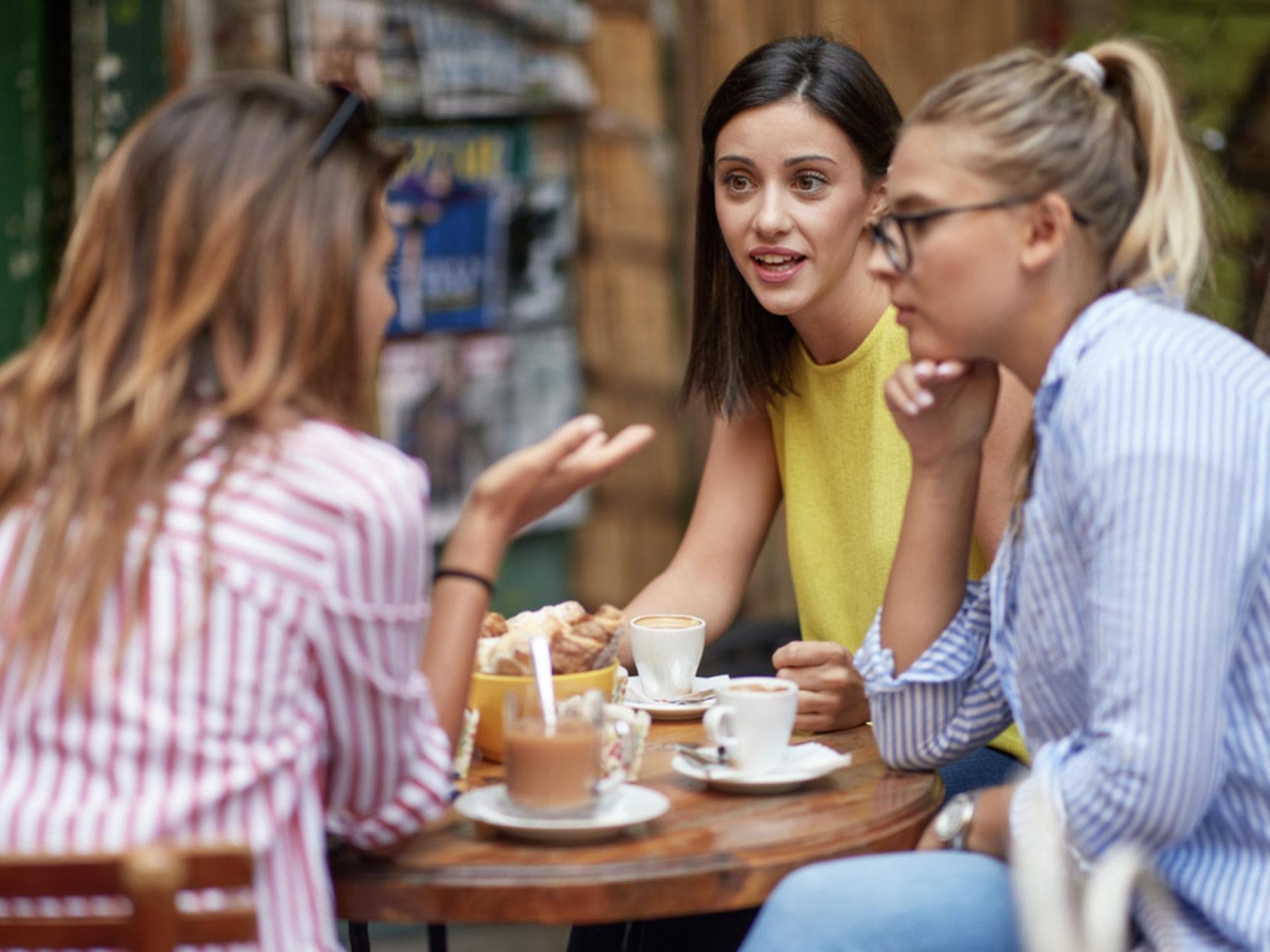 Drei Frauen unterhalten sich beim Kaffee.