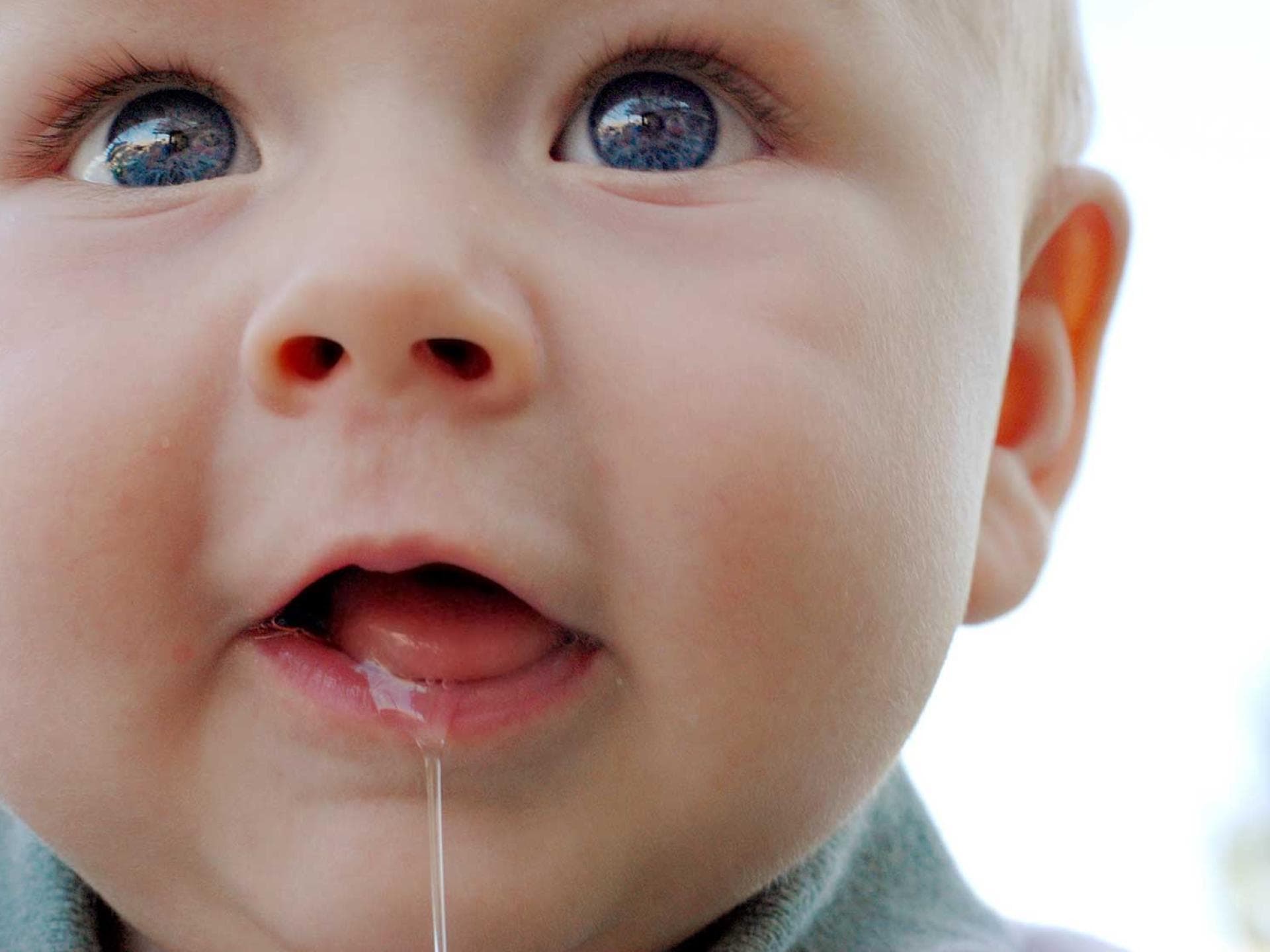 Fröhliches, sabberndes Baby.