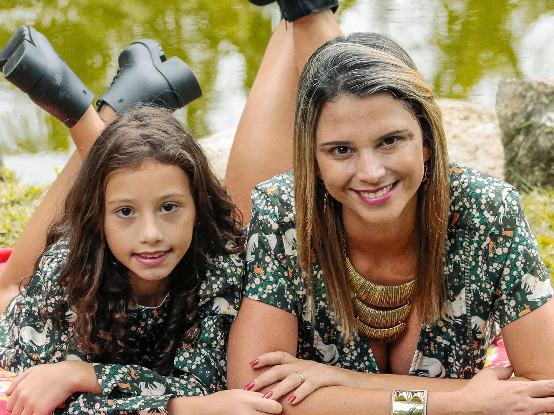 Der Mini-Me-Trend: Mamas und Töchter sehen wir immer häufiger im Partnerlook.