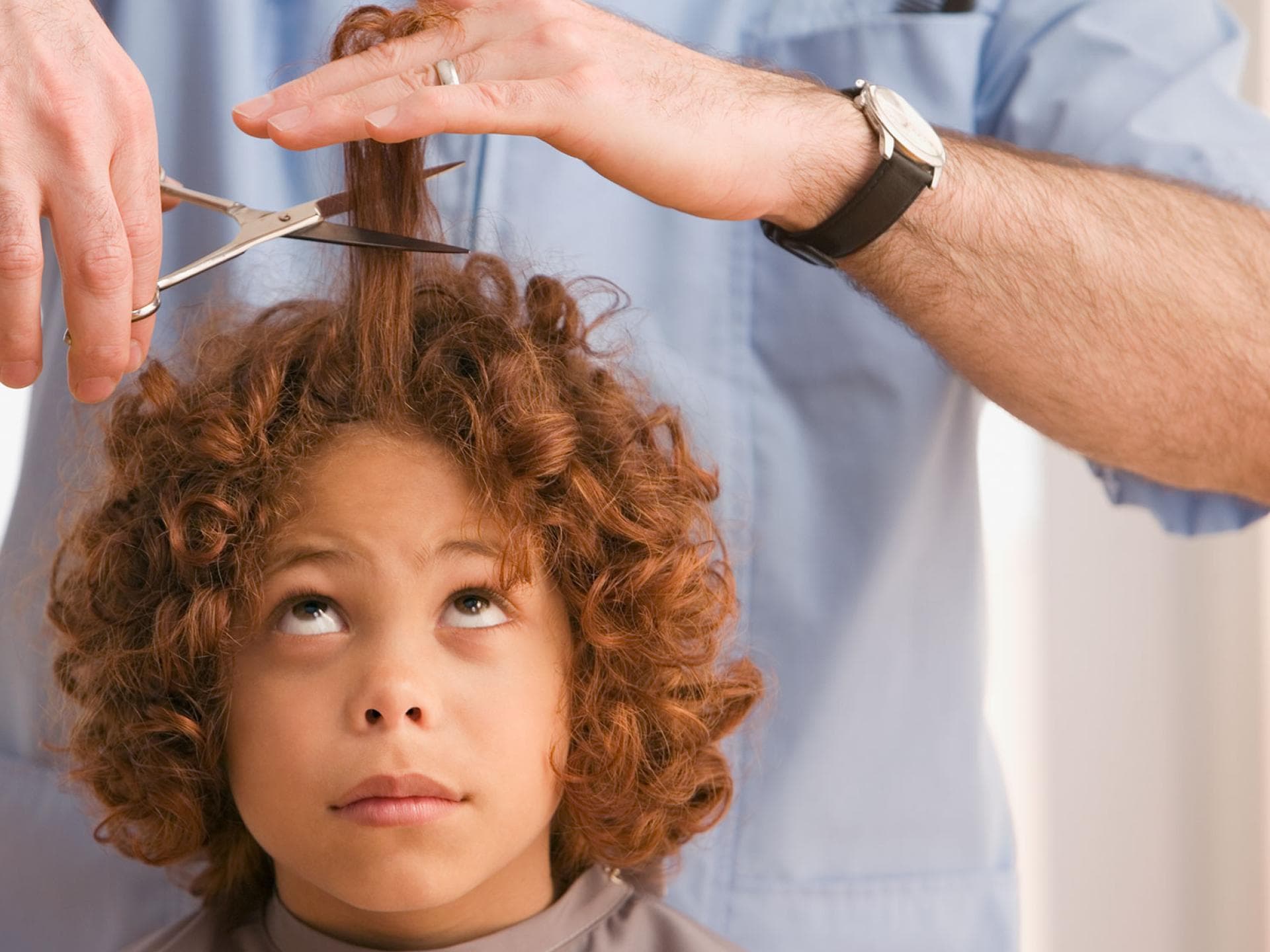 Hoffentlich geht das nicht schief: Kindern die Haare zu schneiden, ist gar nicht so leicht.