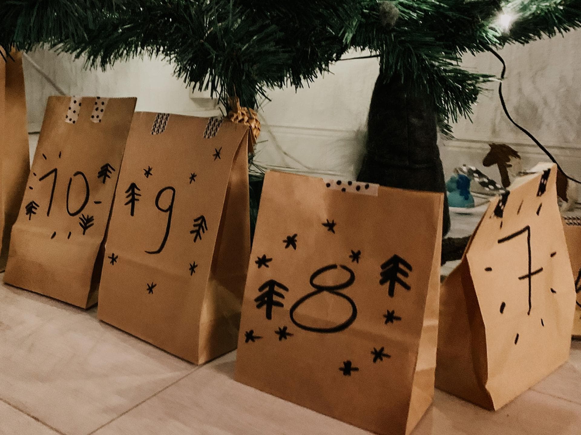 Die Adventskalendertütchen stehen in Reih und Glied – mal sehen, wie lange die Dreijährige es dabei belässt.