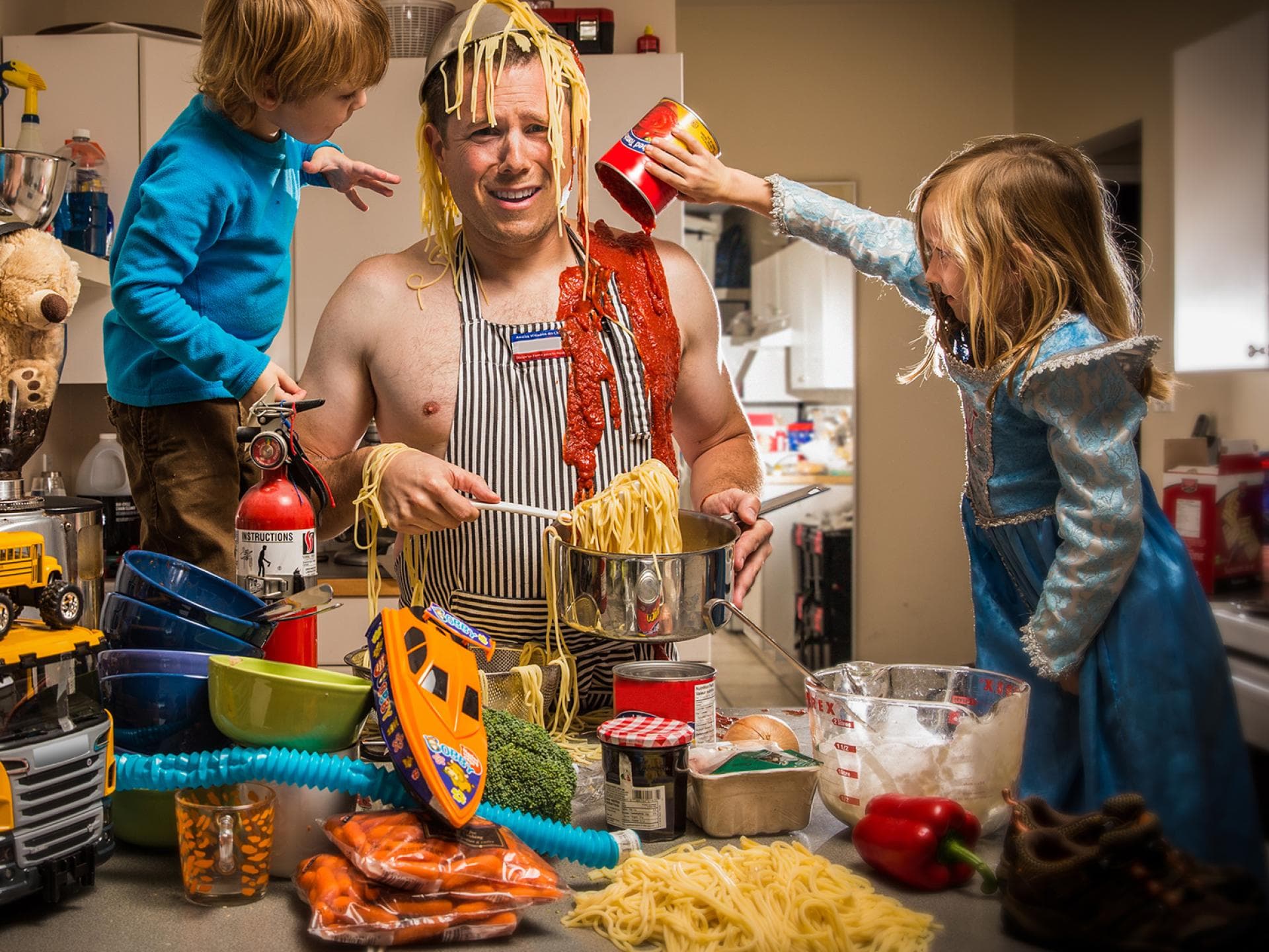 Klischee galore: Papa allein zu Hause mit zwei Kindern? Das kann nur im Chaos enden!