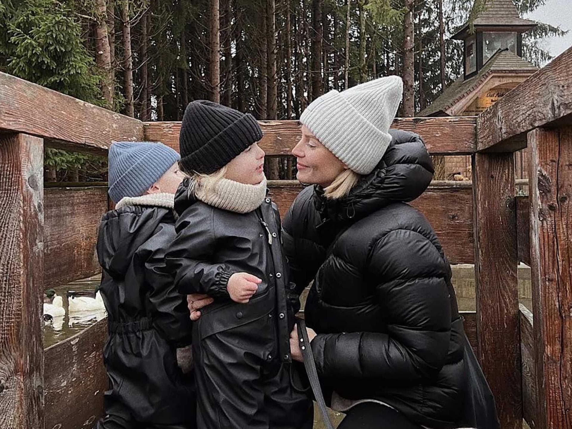 Jungsmama Carina und ihren zwei Kleinen: Jonas und Noah. Hinter der Linse: Carinas Mann René, der häufig die Fotos für sie macht.