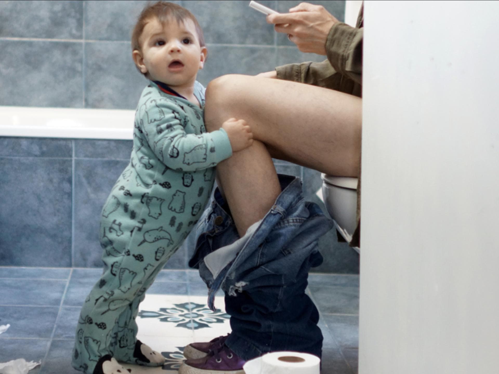 Wenn ständig jemand an einem klebt, können die Nerven schon mal blank liegen. Baby bei Mama auf dem Klo.