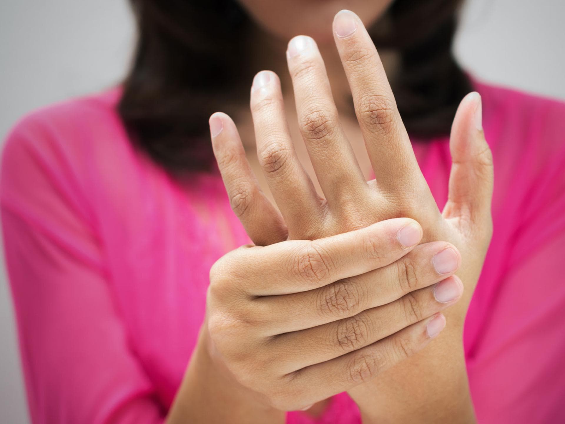 Woher kommt das? Schmerzende Finger und Hände können auf das De-Quervain-Syndrom oder Schnappfinger hindeuten.