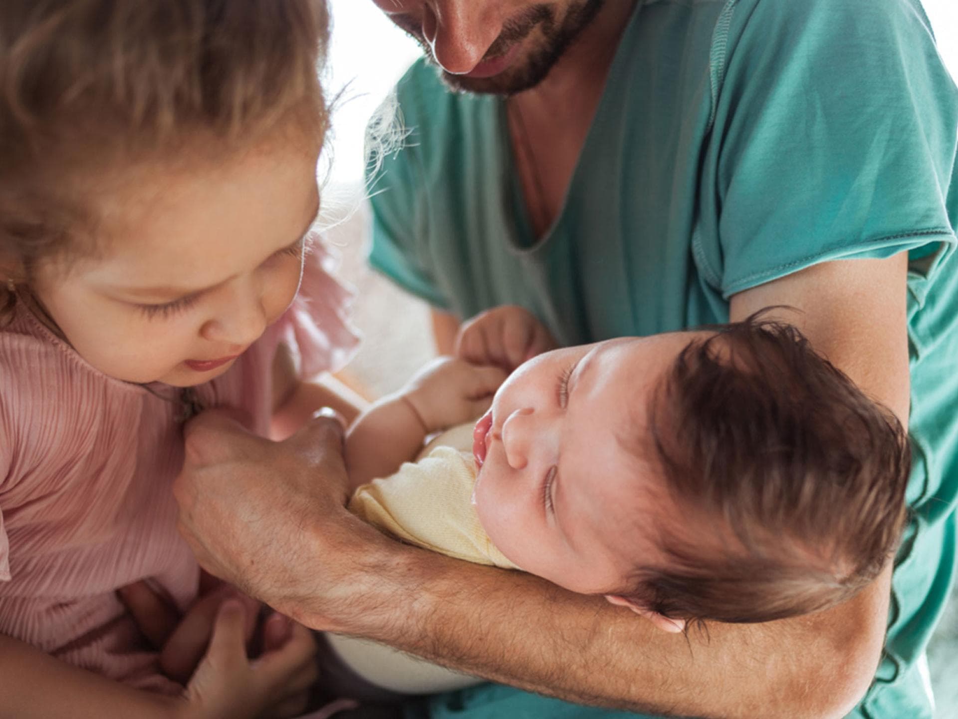 Beim ersten Treffen sind Kinder manchmal noch nicht ganz überzeugt vom neuen Geschwisterchen.