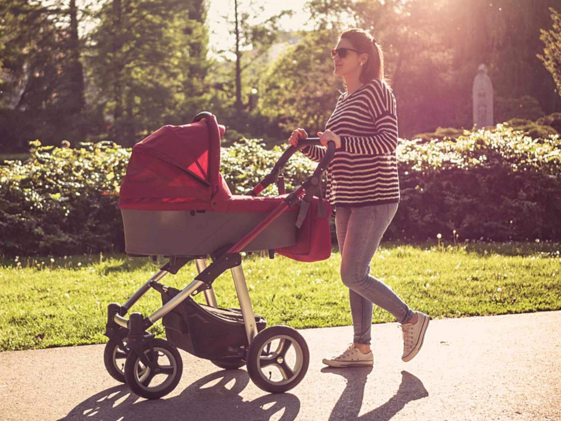 Draußen mit Baby spazieren gehen: Nicht jede Mama liebt es, tut es aber trotzdem.