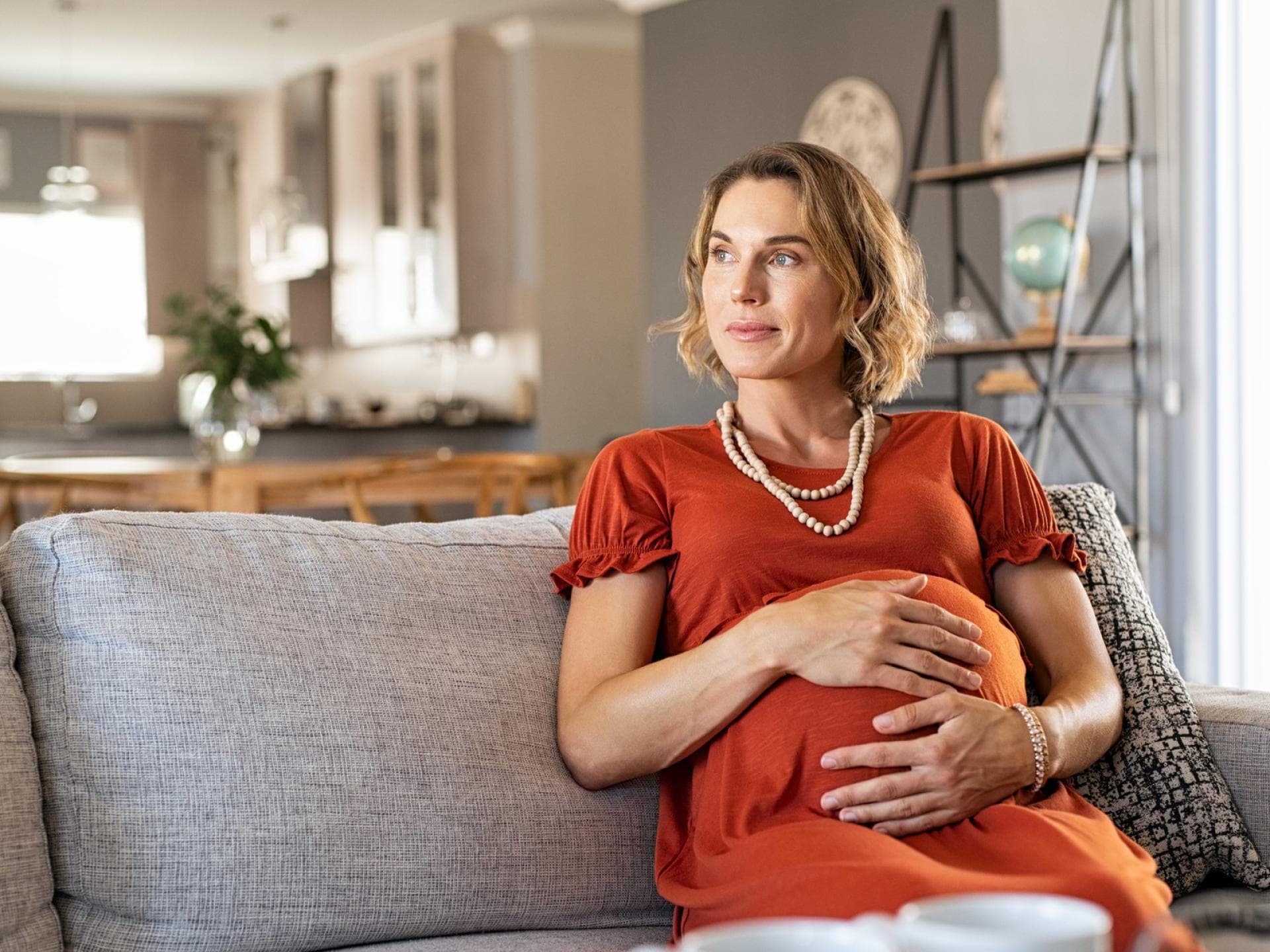 Manche Frauen bekommen erst spät(er) ein Kind – die Gründe dafür sind individuell verschieden. Ältere schwangere Frau.