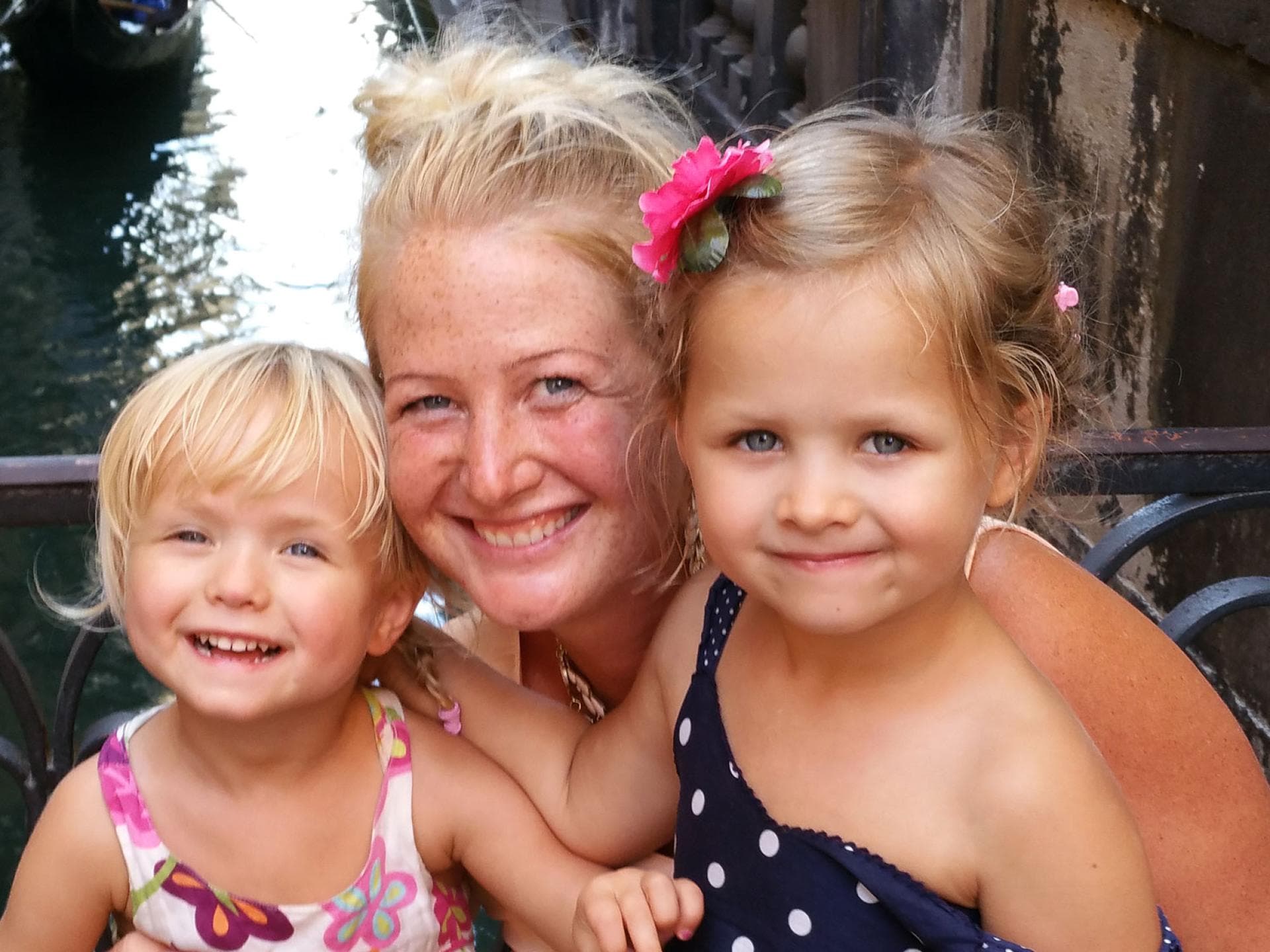 Nadine mit ihren beiden Mädchen. Lilly (links) ist heute sieben – so alt war Lina, als sie starb. 