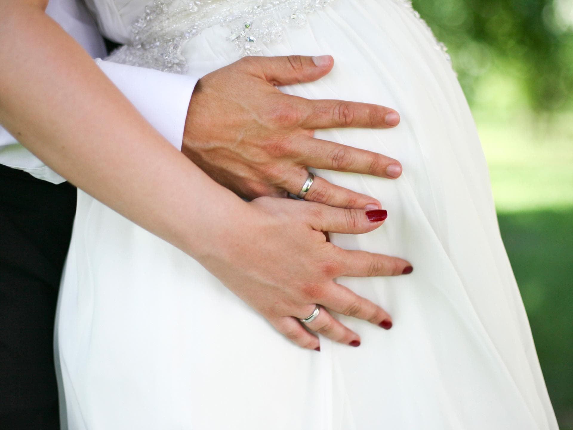 Schwangeres Hochzeitspaar.