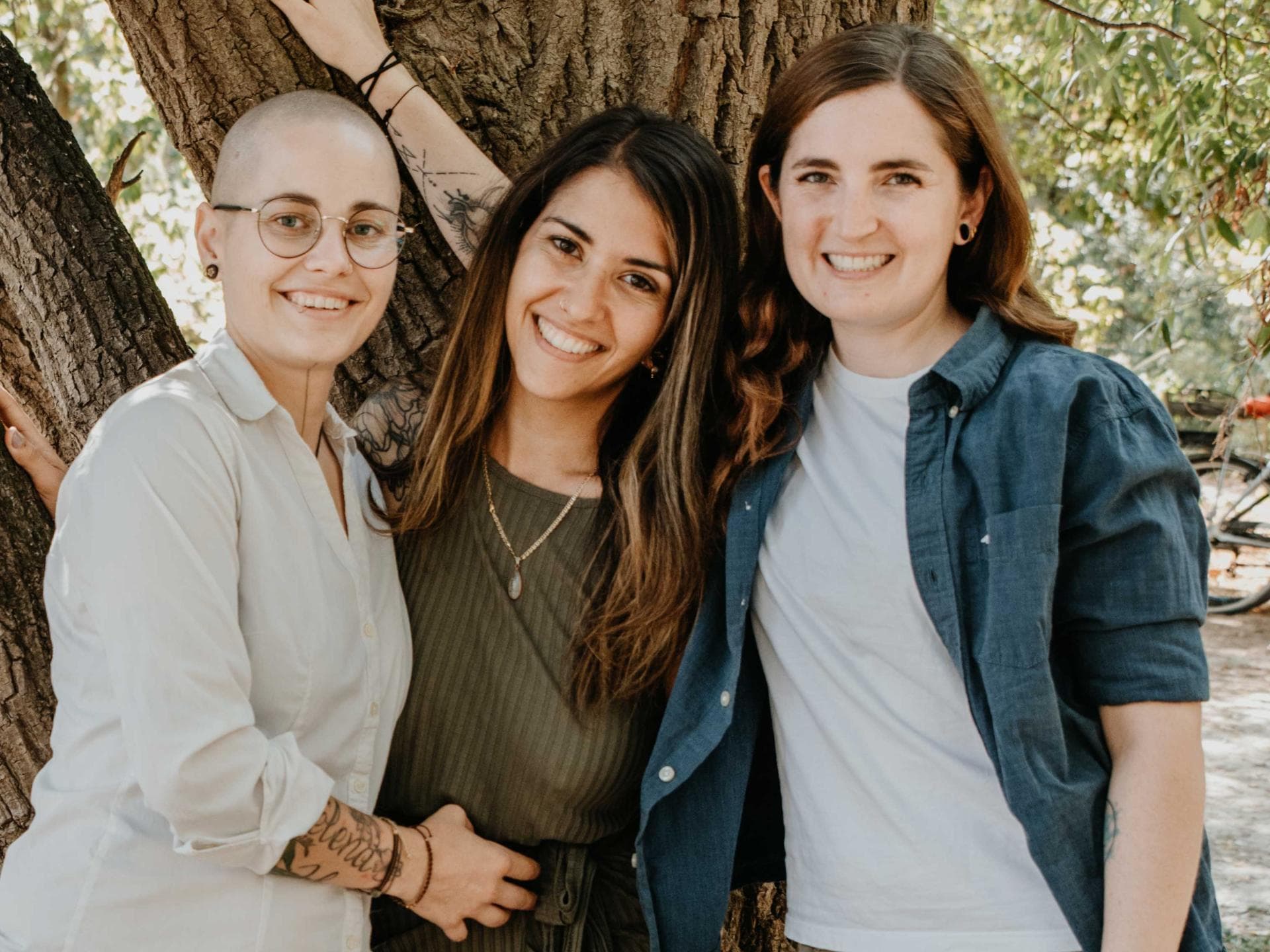 Julia, Elena und Lara (von links nach rechts) führen eine polyamore Beziehung.