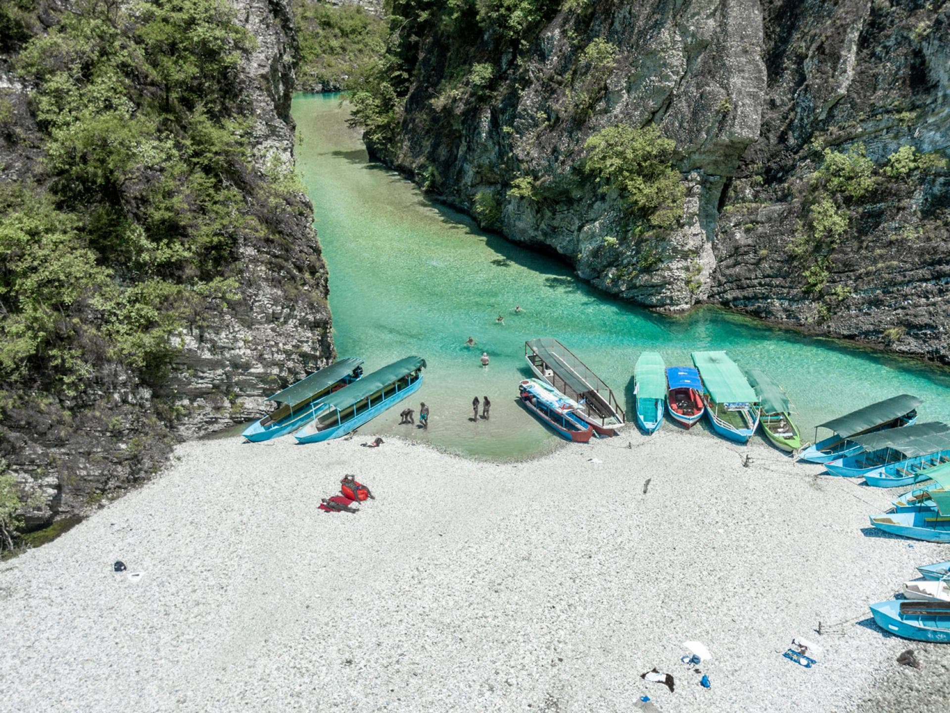 Eine kleine Bucht im Shkodër mit kristallklarem Wasser.