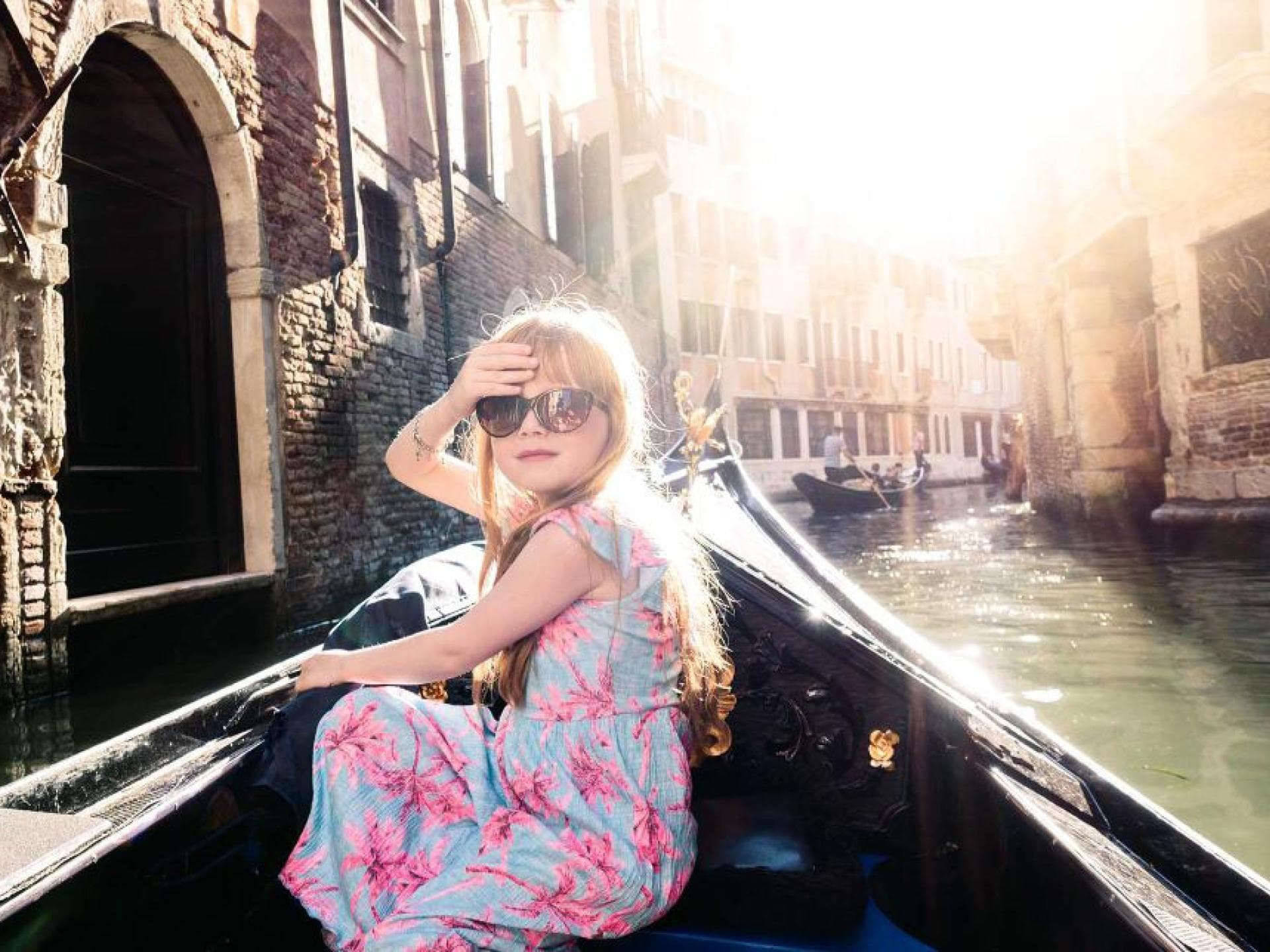 Kind bei Grachtenfahrt in Venedig