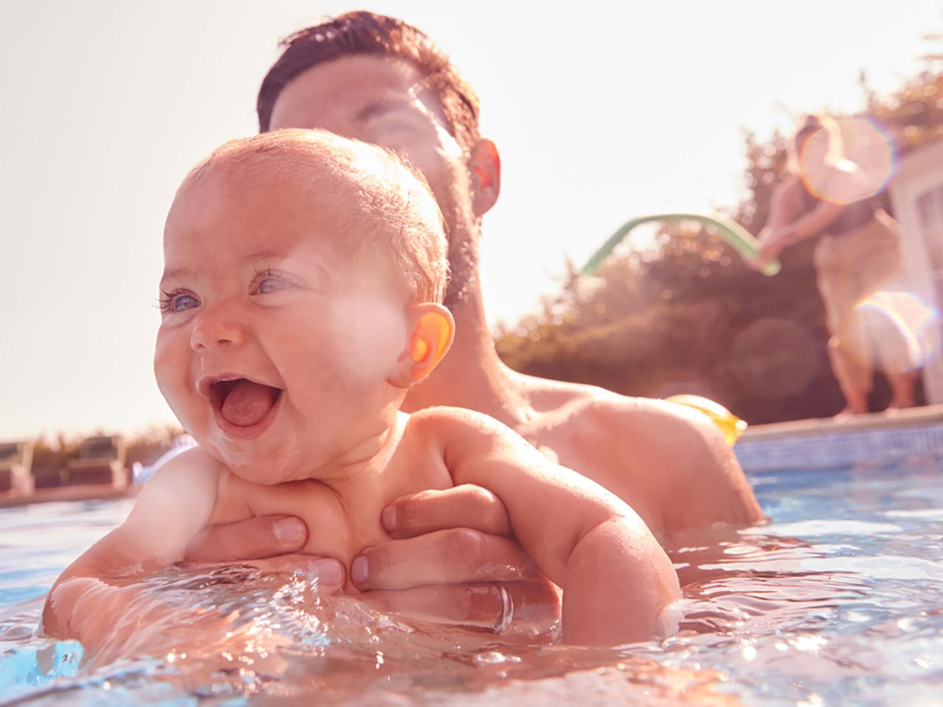 Fröhlich planschen: Ab wann mit Baby ins Schwimmbad oder Freibad?