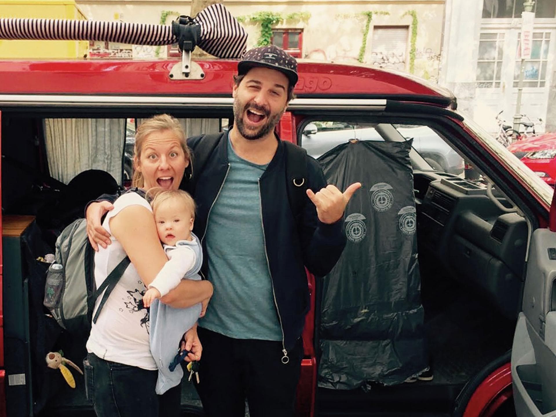 On the road: Fabian mit seiner Freundin Nico und Baby Yanti.