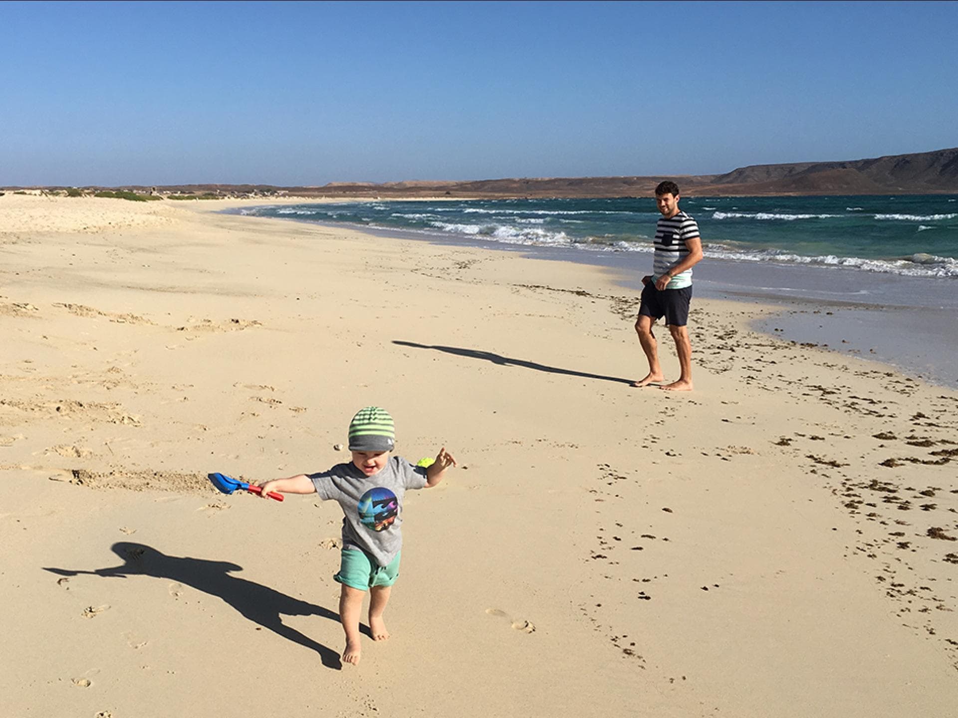 Vater und Kind am Strand auf den Kapverden.