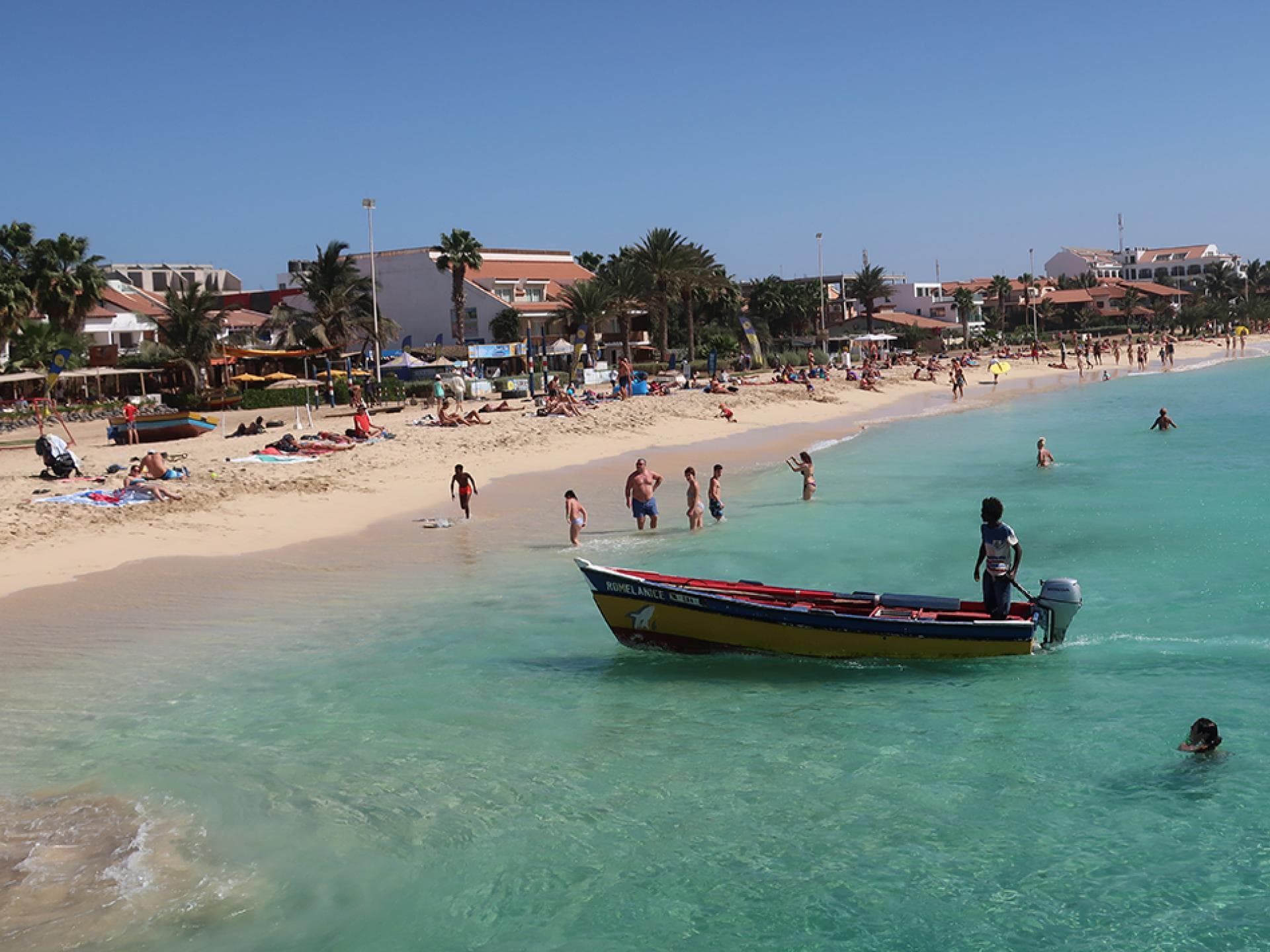 Der wunderschöne Stadtstrand von Santa Maria. 