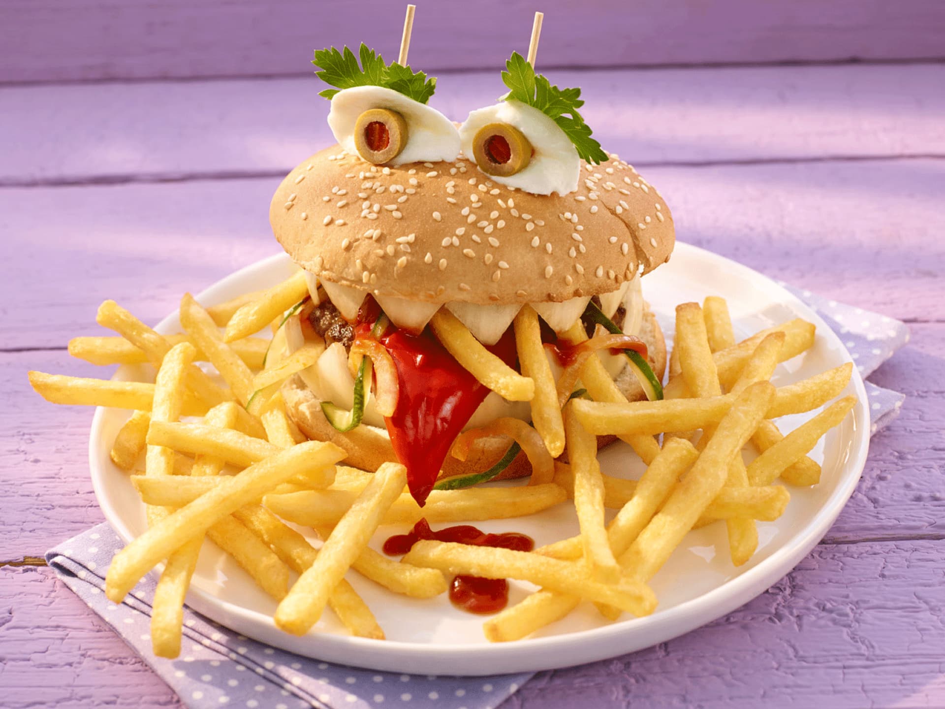 Dieser Halloween-Burger kommt bestimmt gut an. Burgermonster mit Pommes.