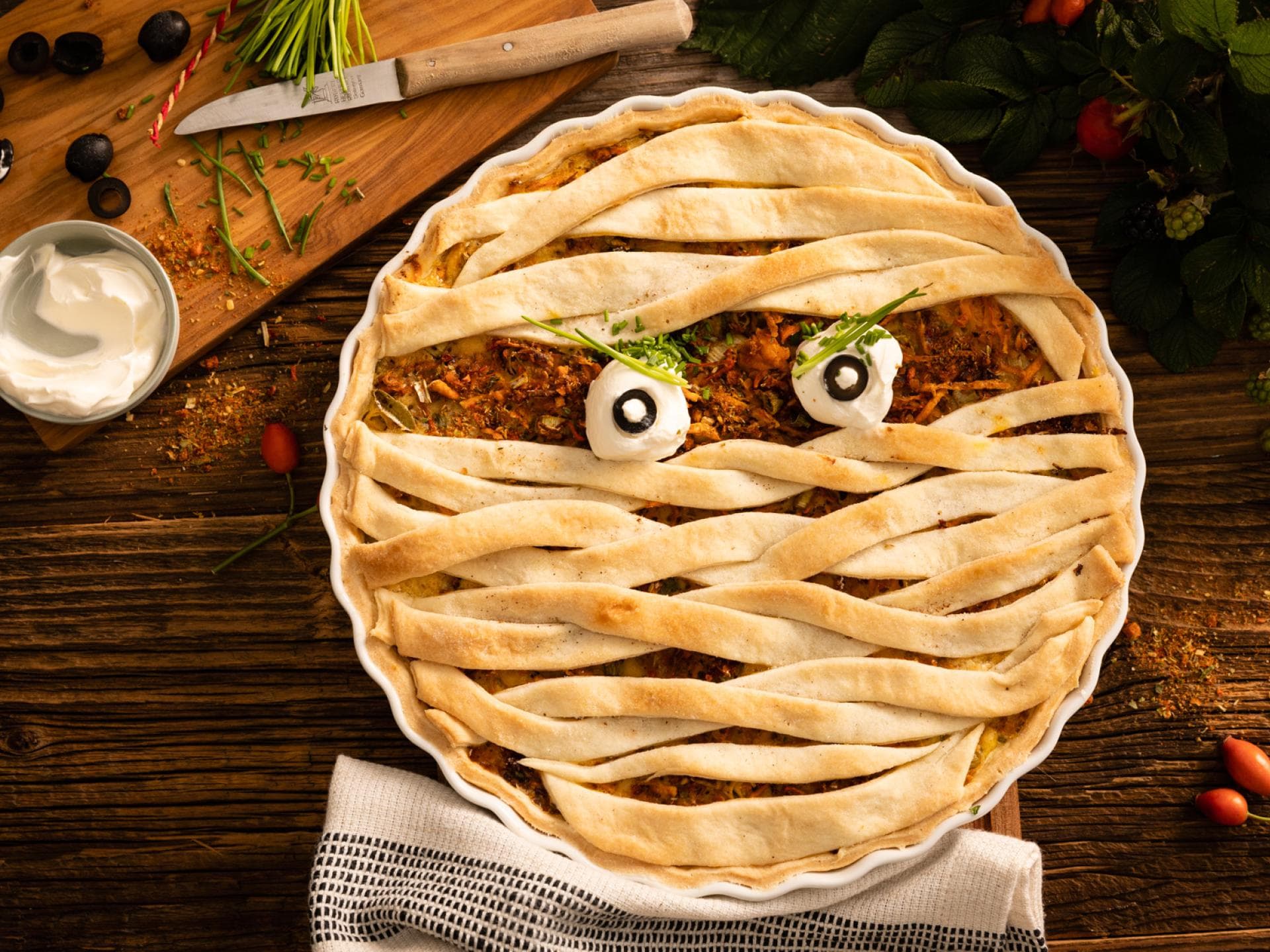 Die Quiche, die aussieht wie eine Mumie, kommt bei euren Kids garantiert gut an! 