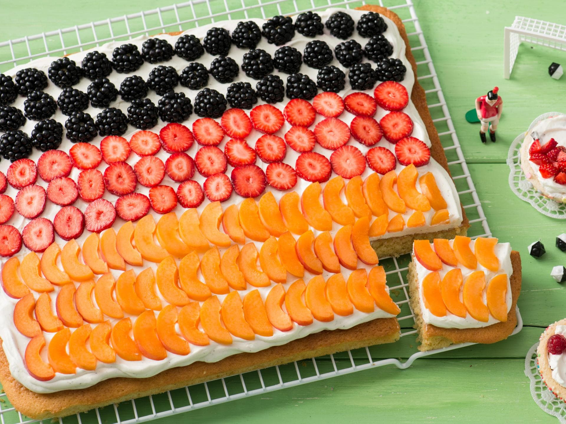 Der Fatakuchen ist mit Brombeeren, Erdbeeren und Pfirsichen dekoriert.