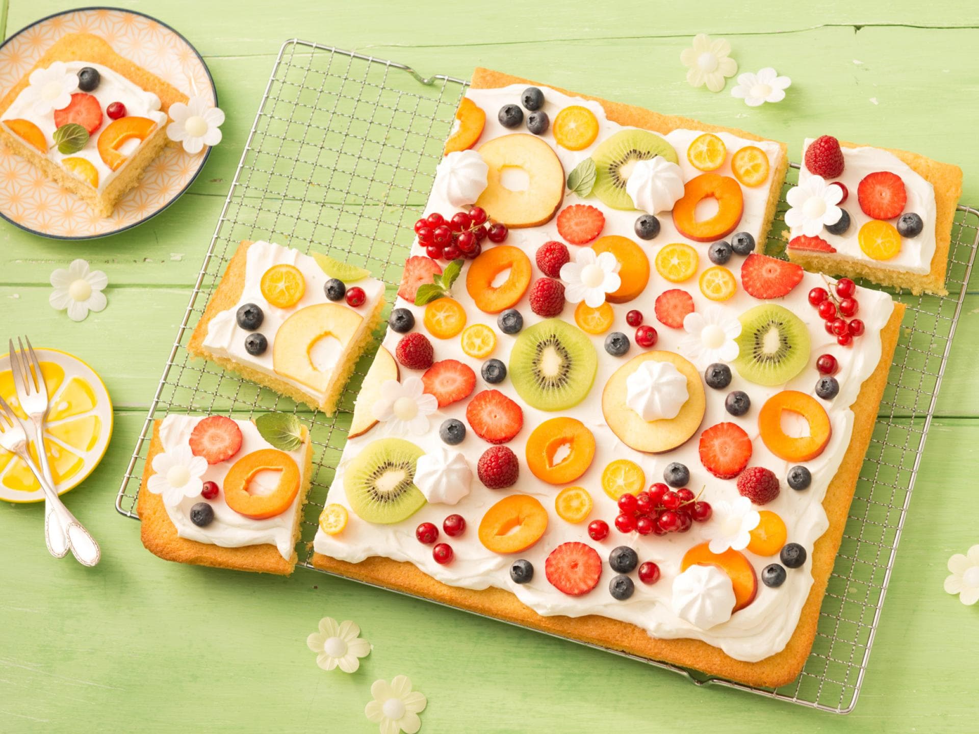 Auf einem Blech-Fantakuchen ist verschiedenes Obst verteilt.